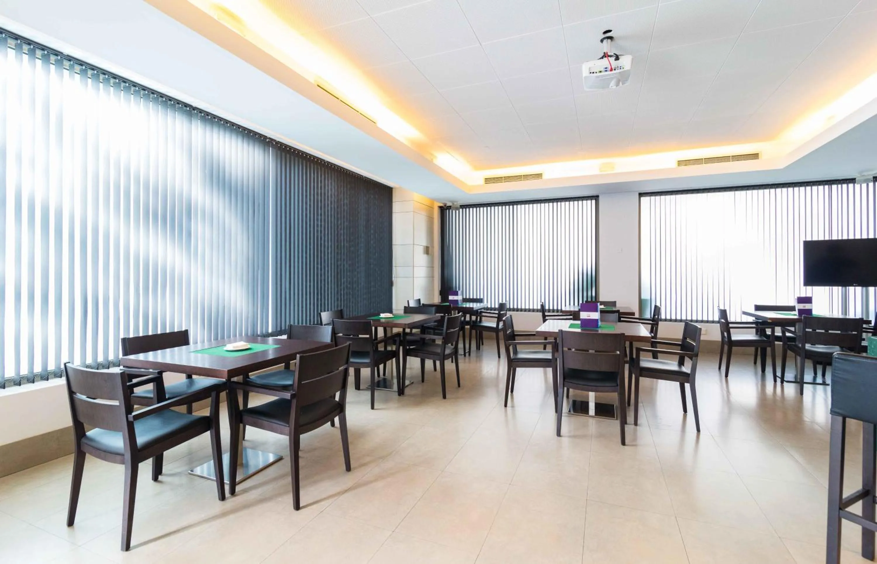 Lounge or bar in Mercure Algeciras