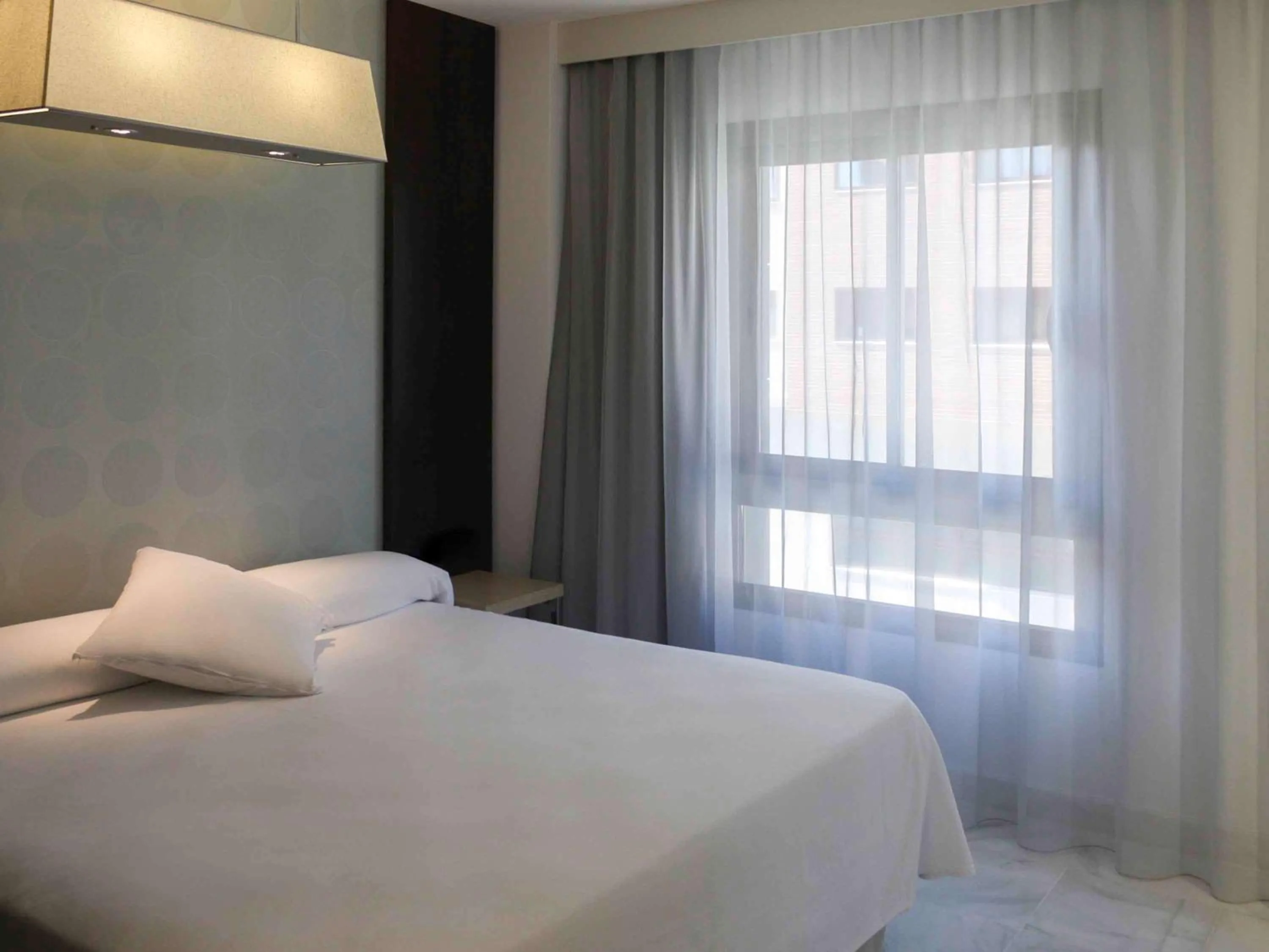 Photo of the whole room, Bed in Mercure Algeciras
