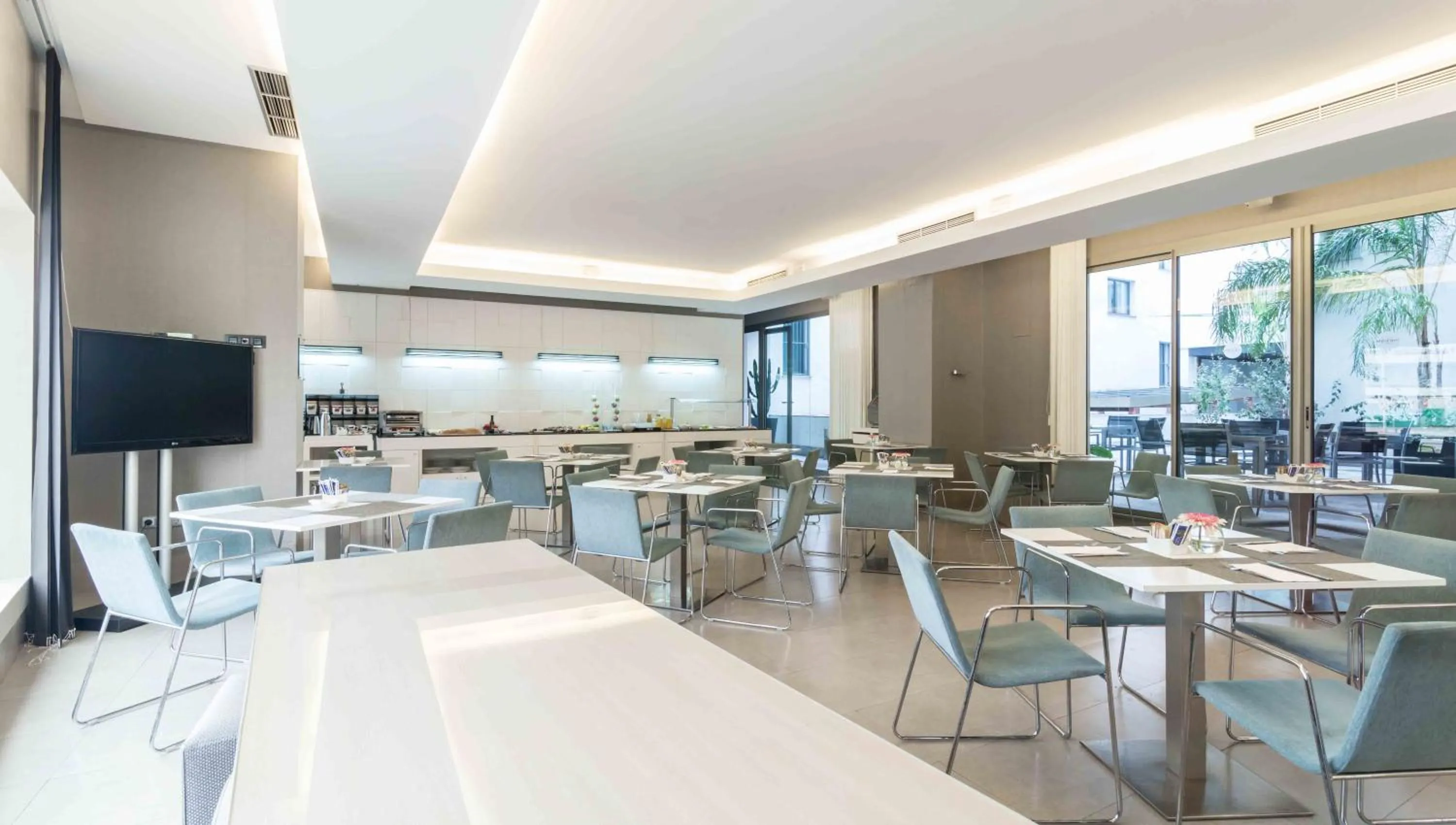 Dining area in Mercure Algeciras