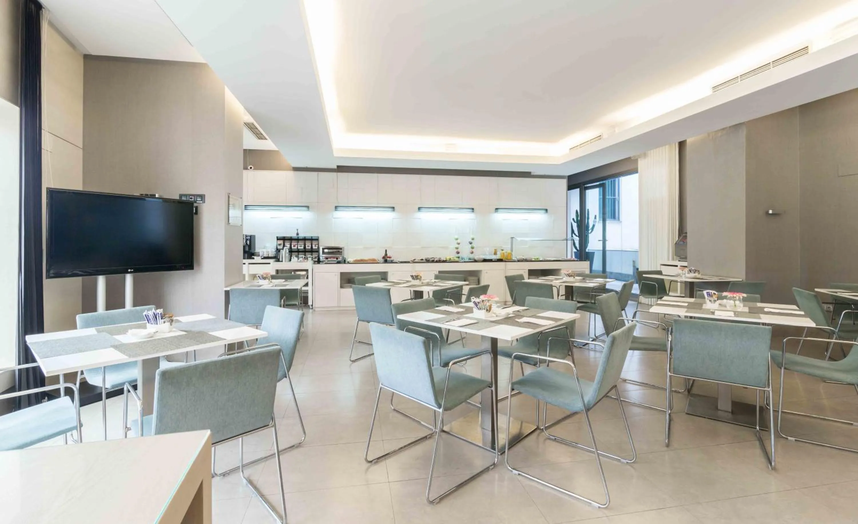 Dining area in Mercure Algeciras