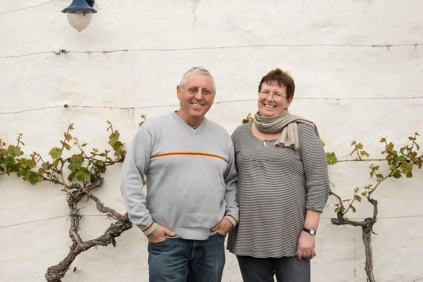 Family in Gästezimmer im Weingut Wolf