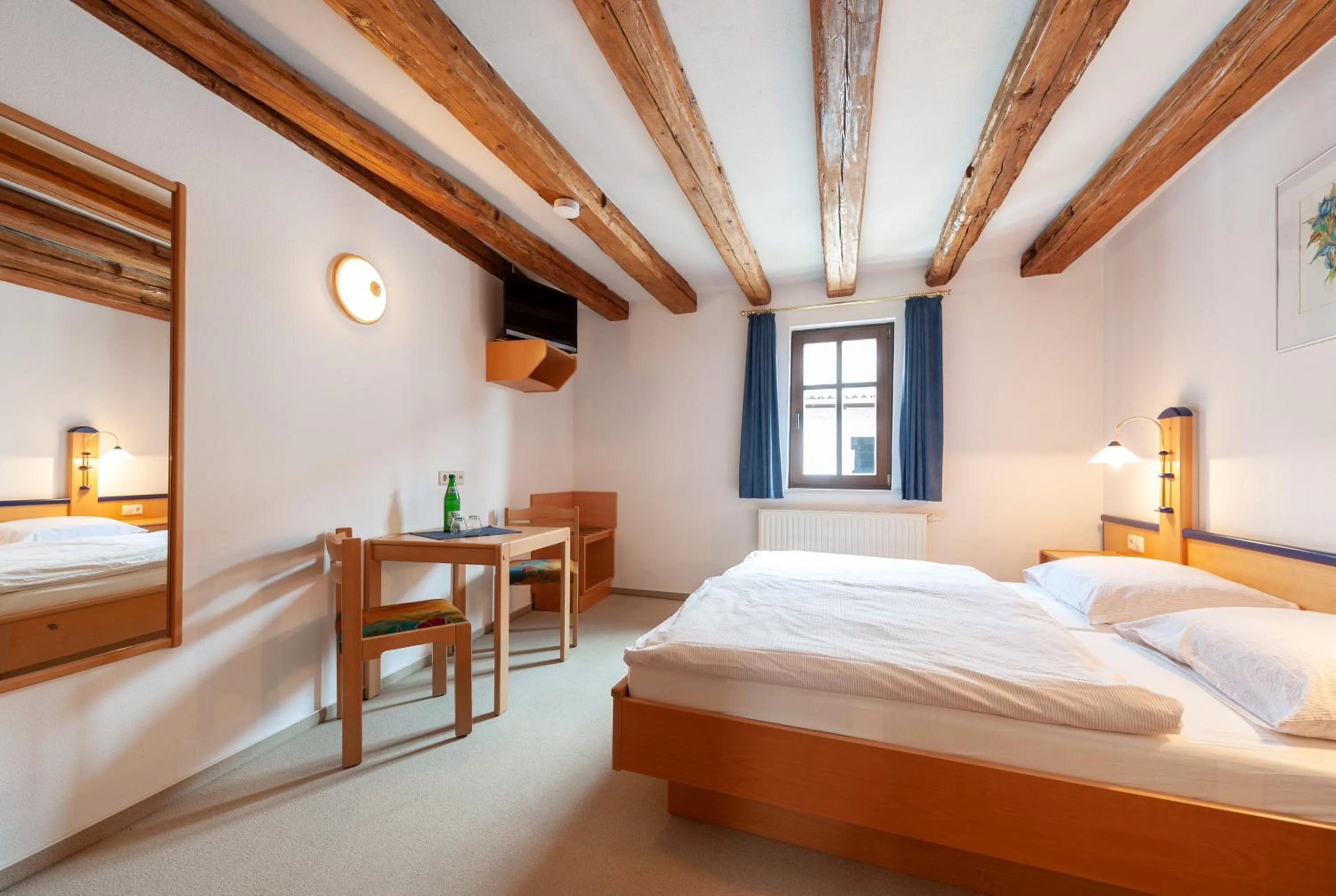 Bed in Gästezimmer im Weingut Wolf