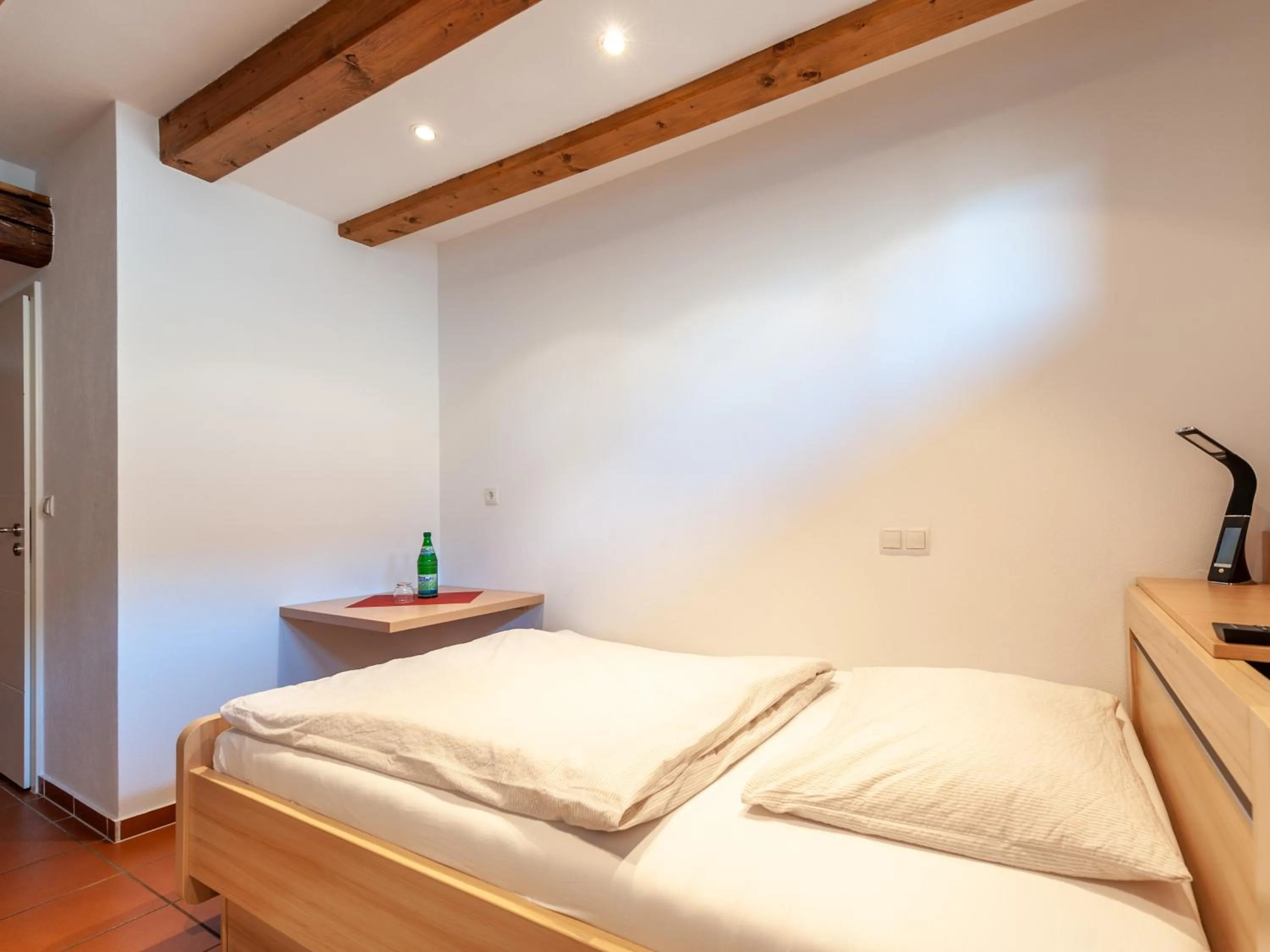 Bed in Gästezimmer im Weingut Wolf