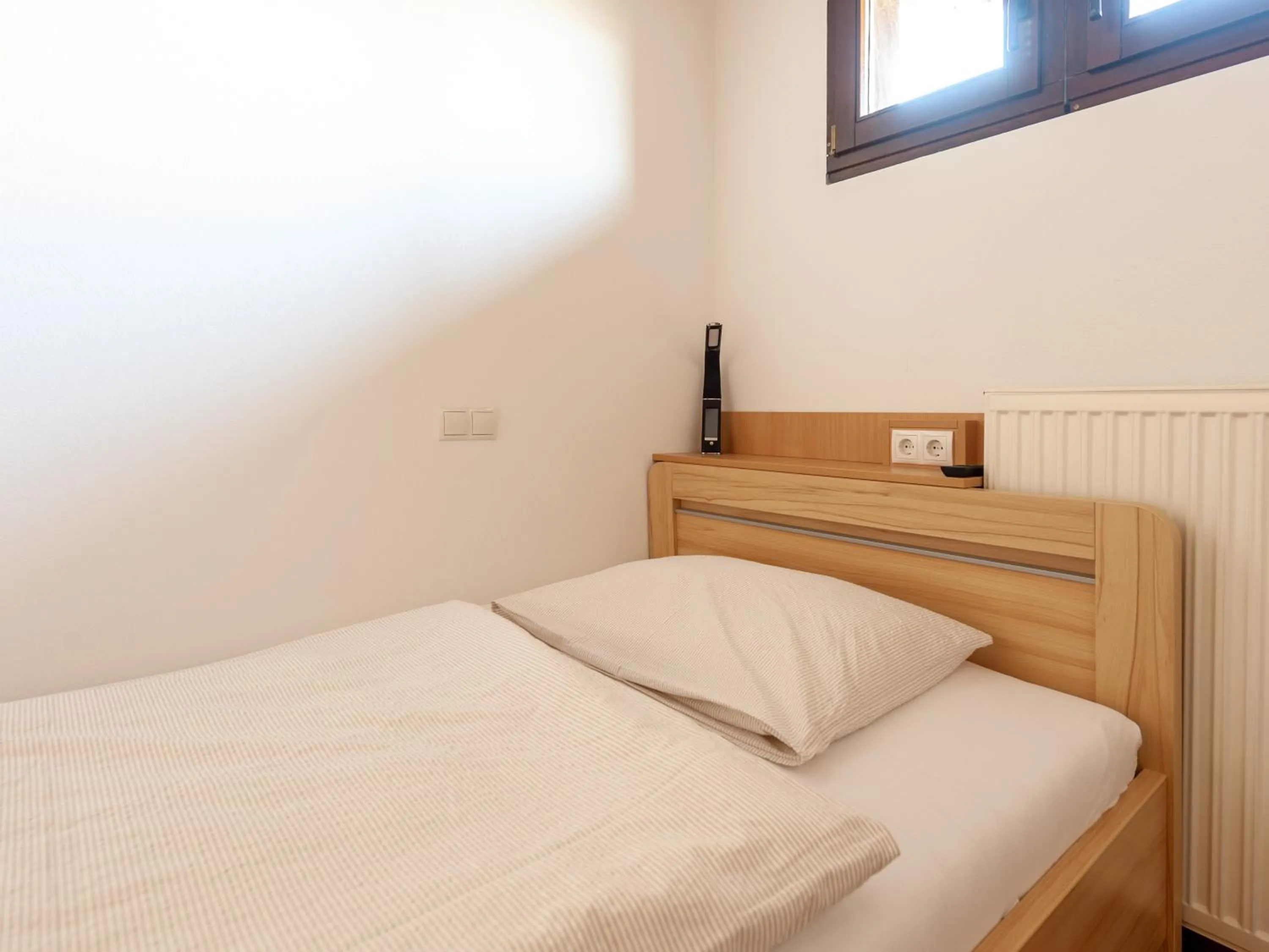 Bed in Gästezimmer im Weingut Wolf