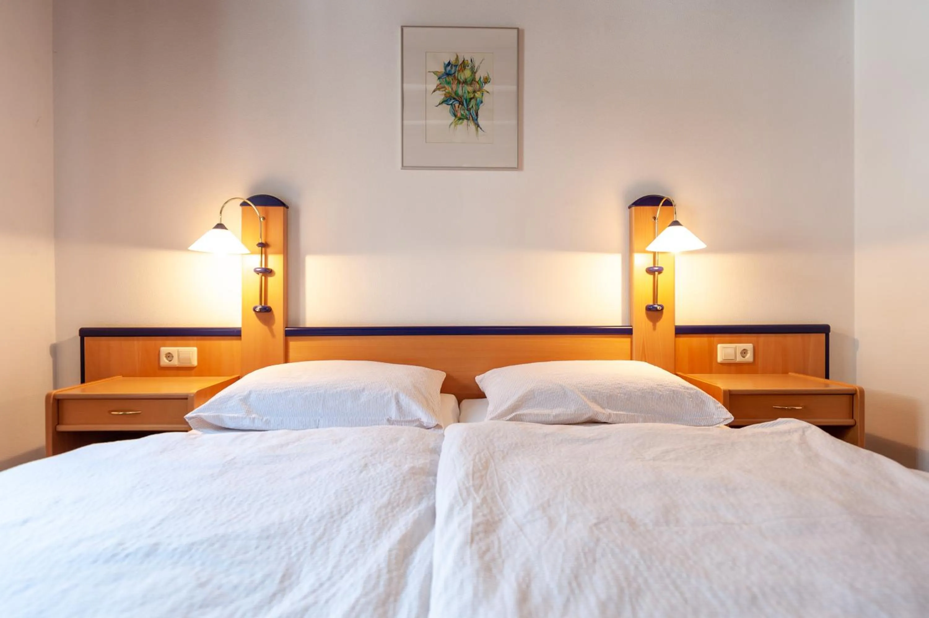 Bed in Gästezimmer im Weingut Wolf