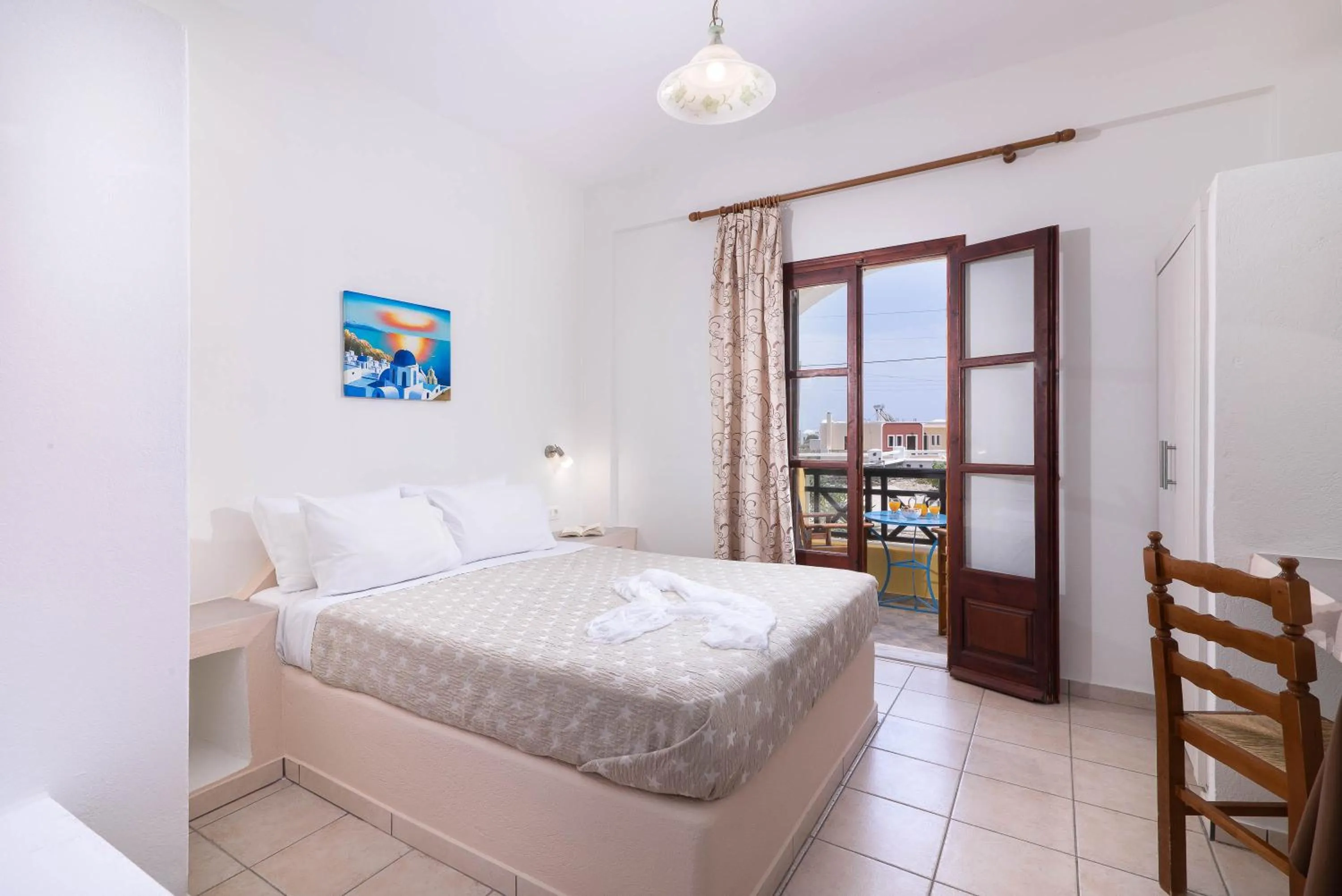 Photo of the whole room, Bed in Mandilaria Studios