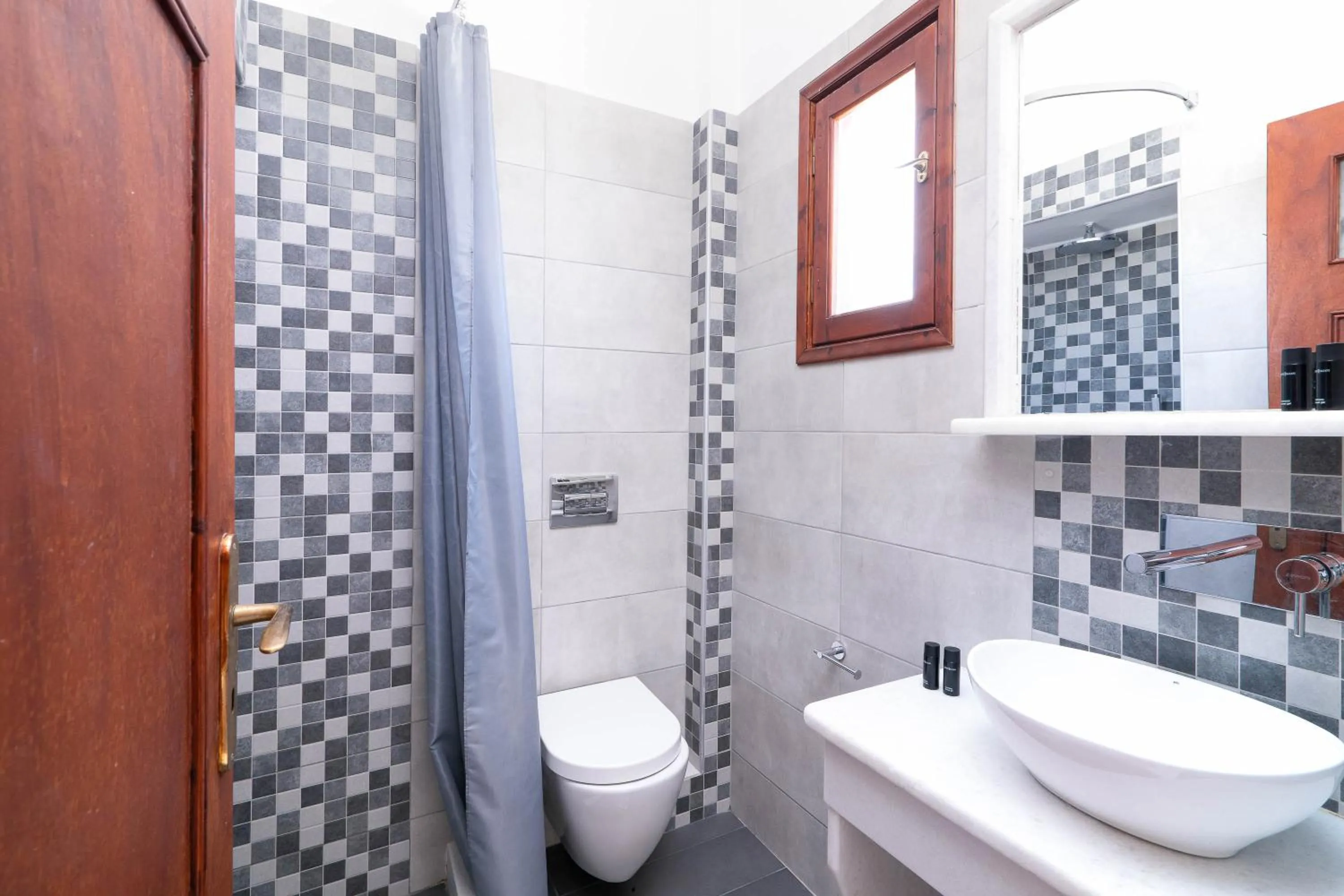 Bathroom in Mandilaria Studios