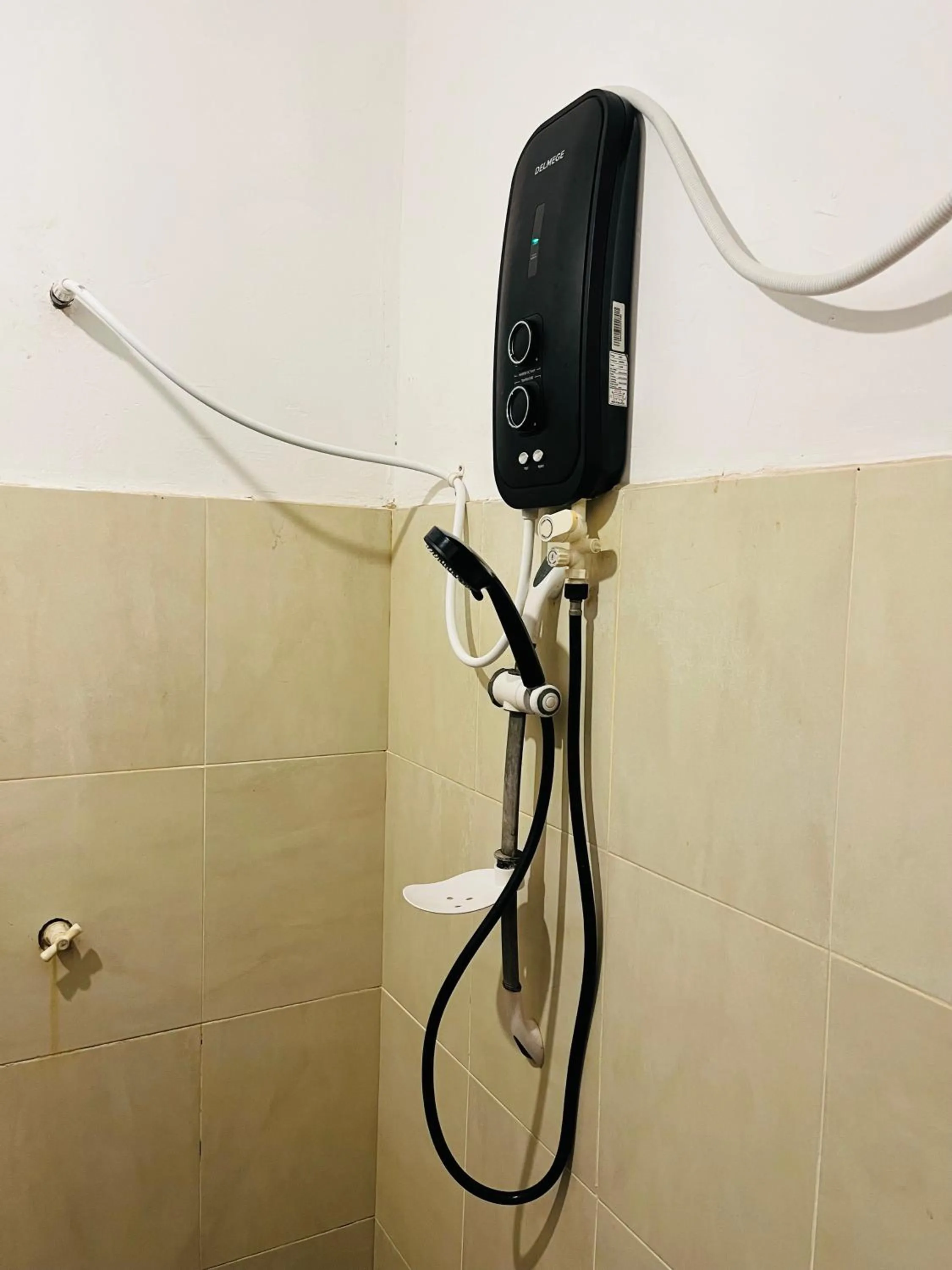 Shower in Funky Leopard Safari Lodge Bordering Yala National Park