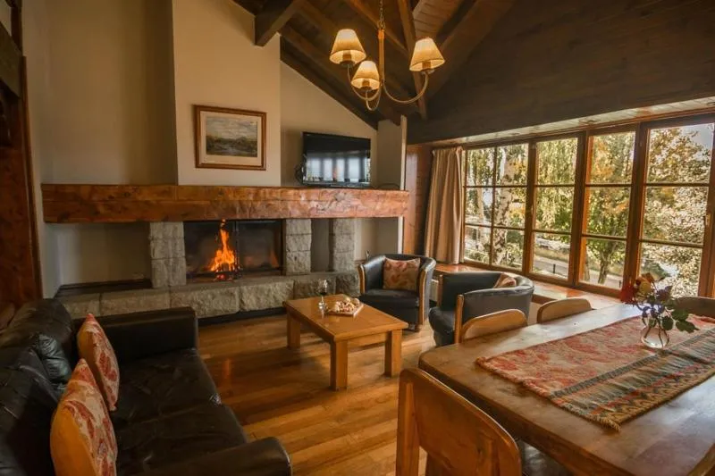 Three-Bedroom Deluxe Bungalow in Pailahue Cabañas Lodge