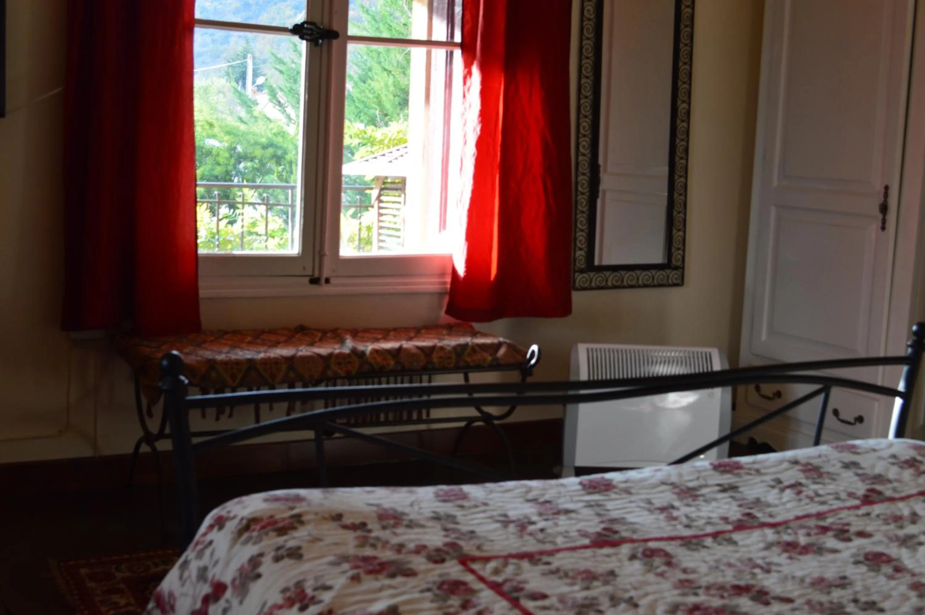 Photo of the whole room, Bed in Villa Lafabregue