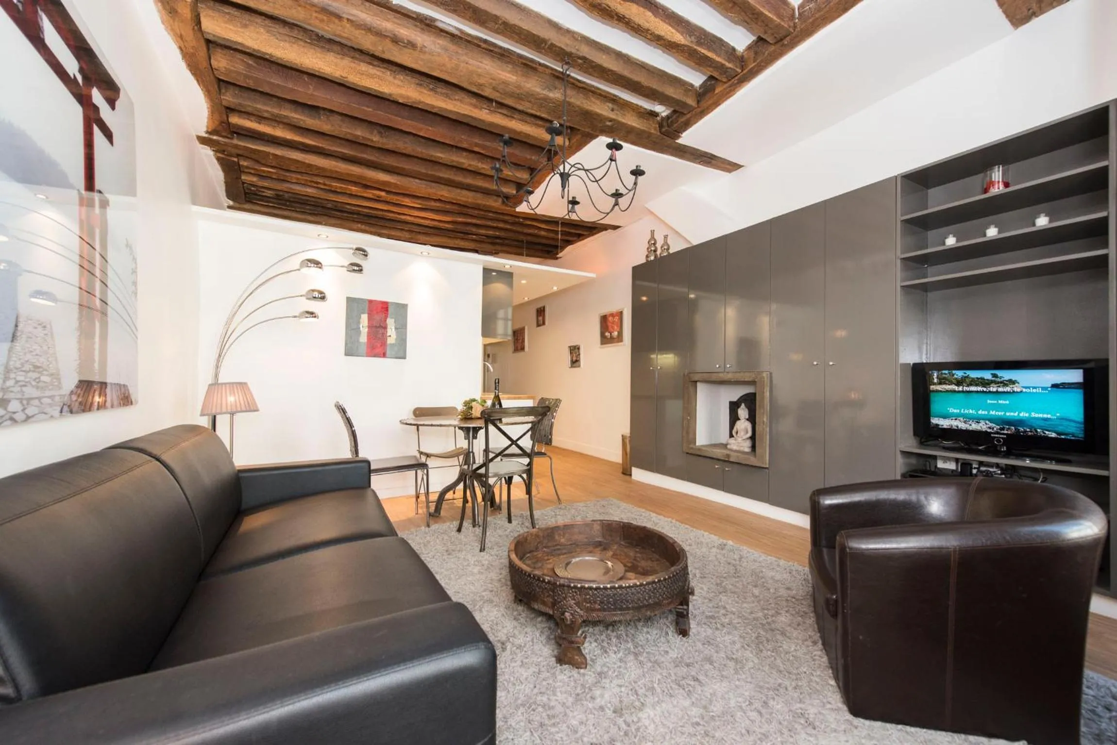 Communal lounge/ TV room in Couleur St Martin