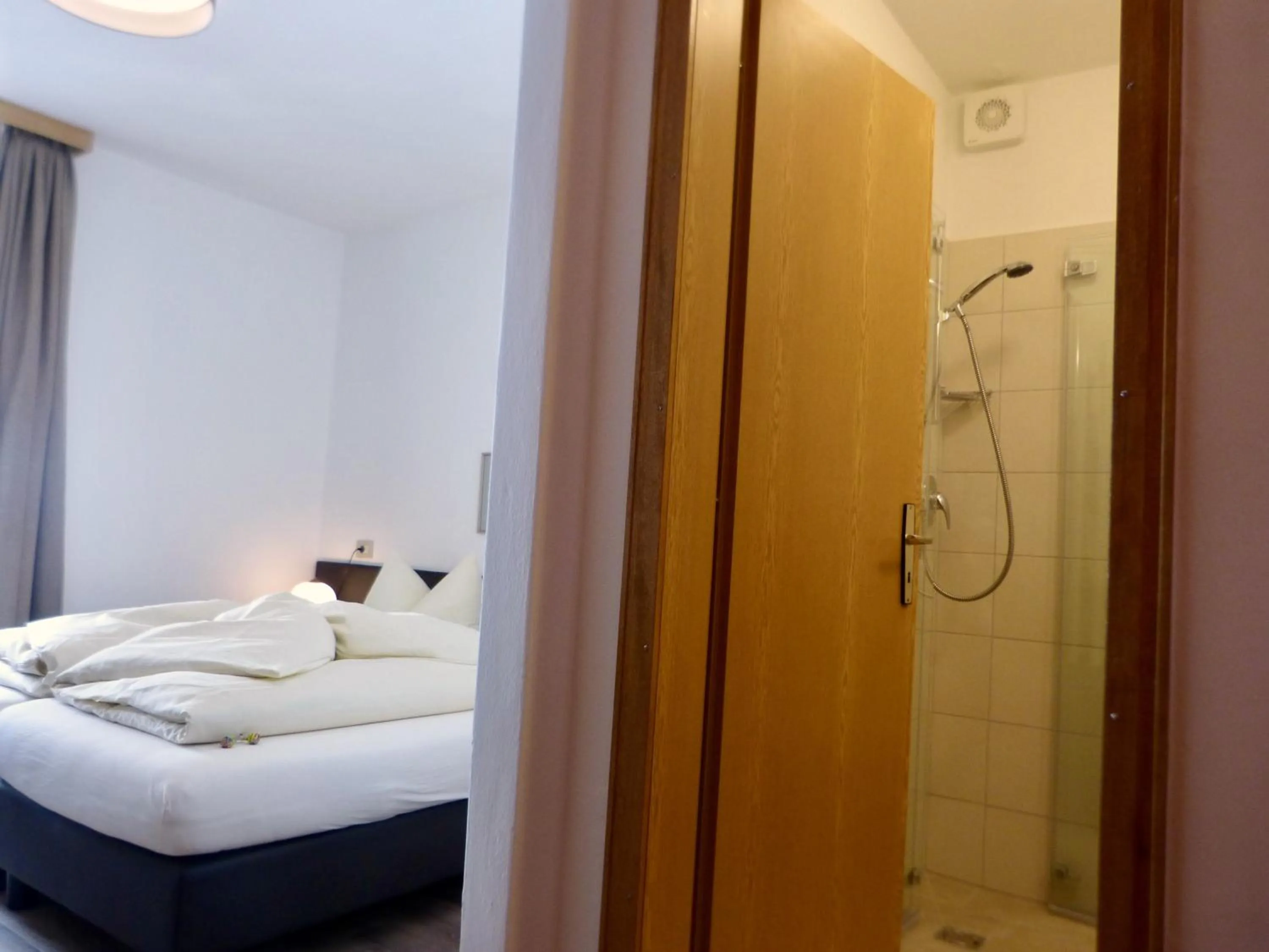 Shower, Bed in Berghotel Franzenshöhe