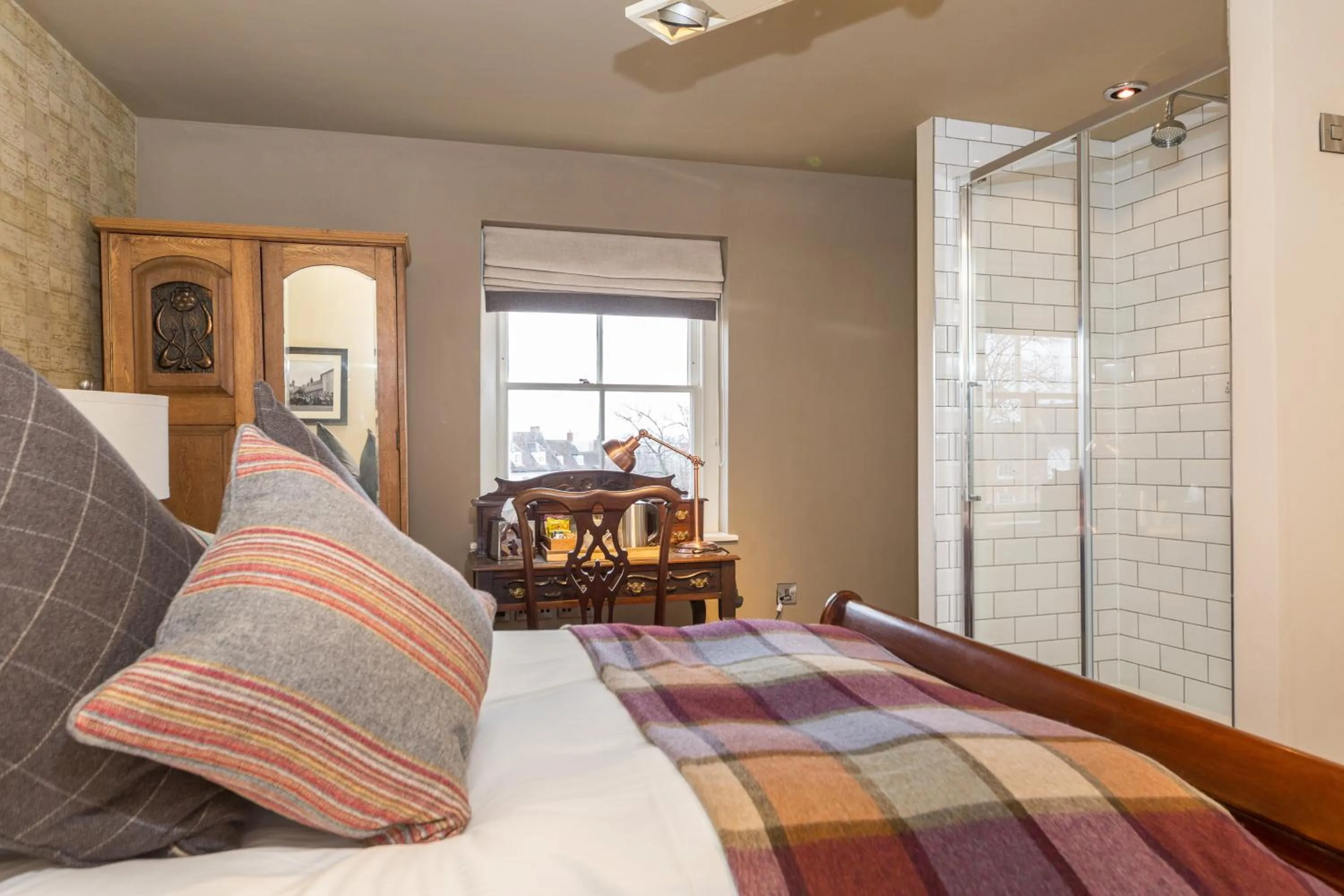 Shower, Bed in The Bull Hotel