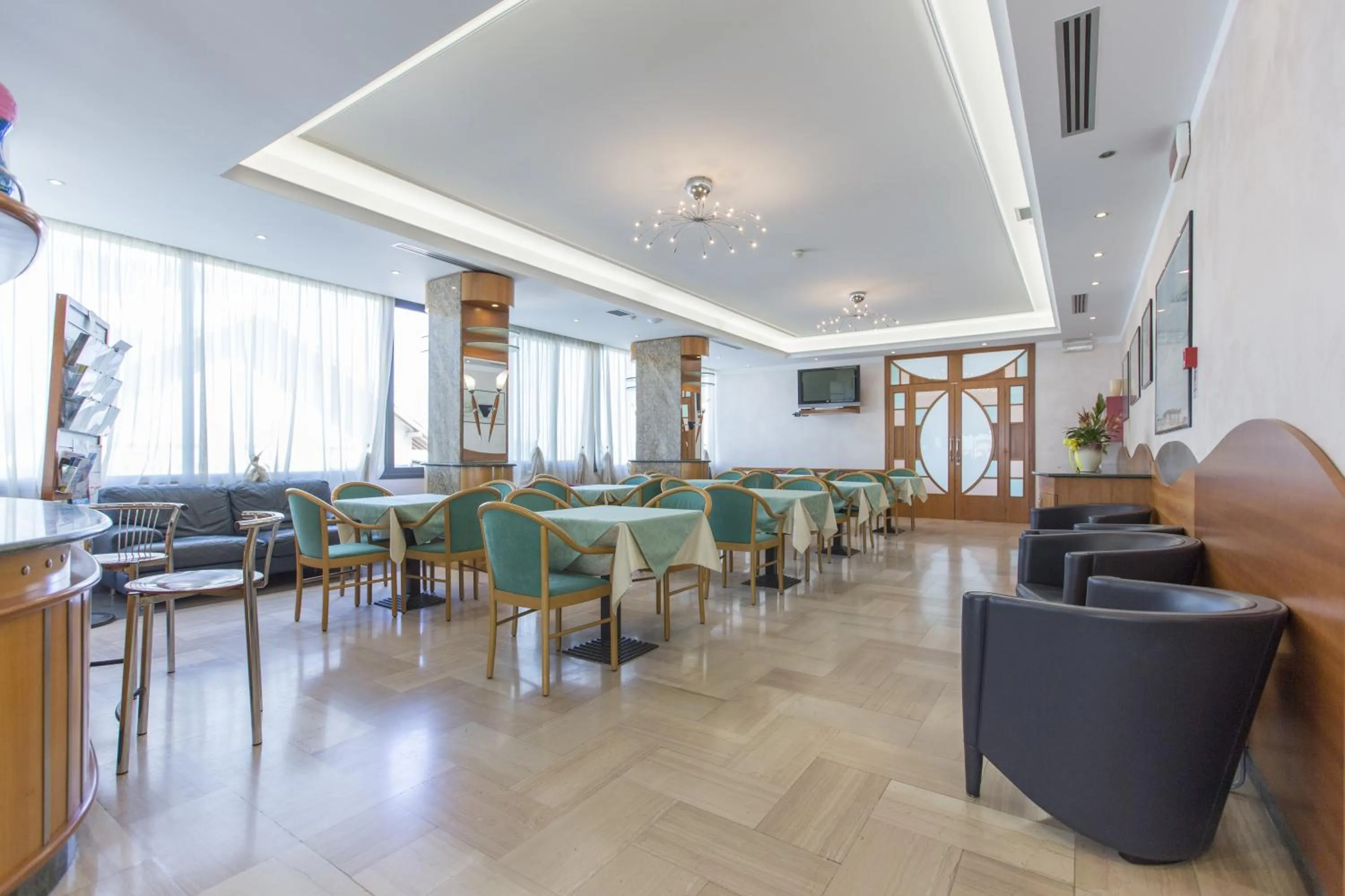 Communal lounge/ TV room in Hotel Metropole