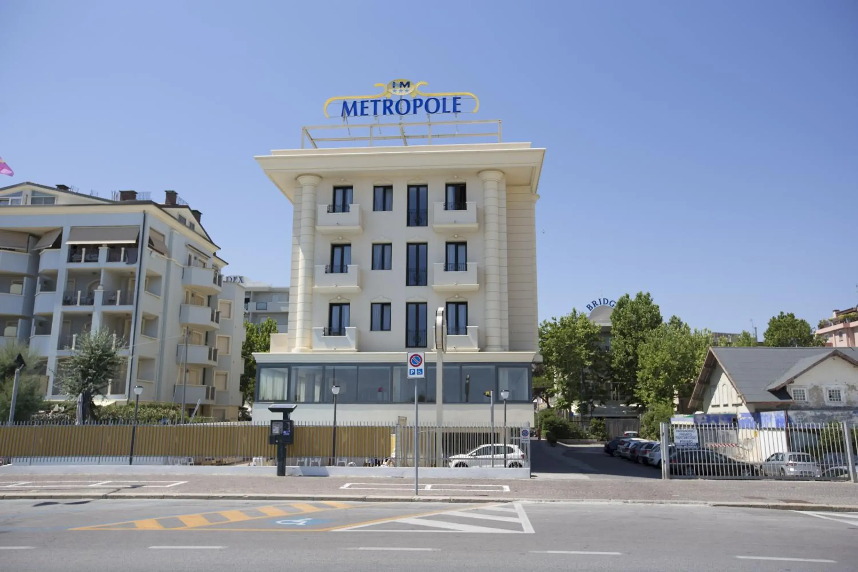 Property Building in Hotel Metropole