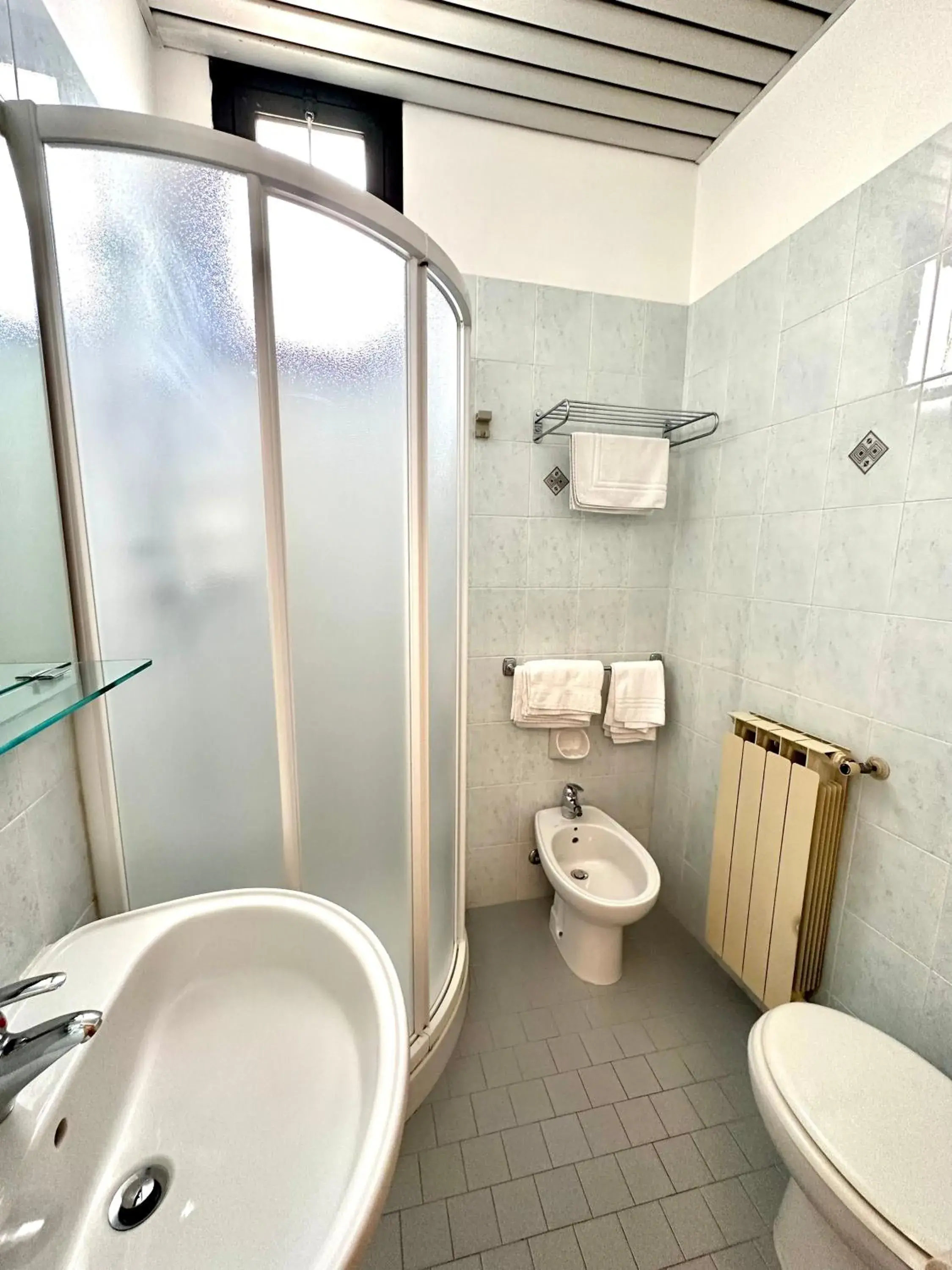 Shower, Bathroom in Hotel Metropole