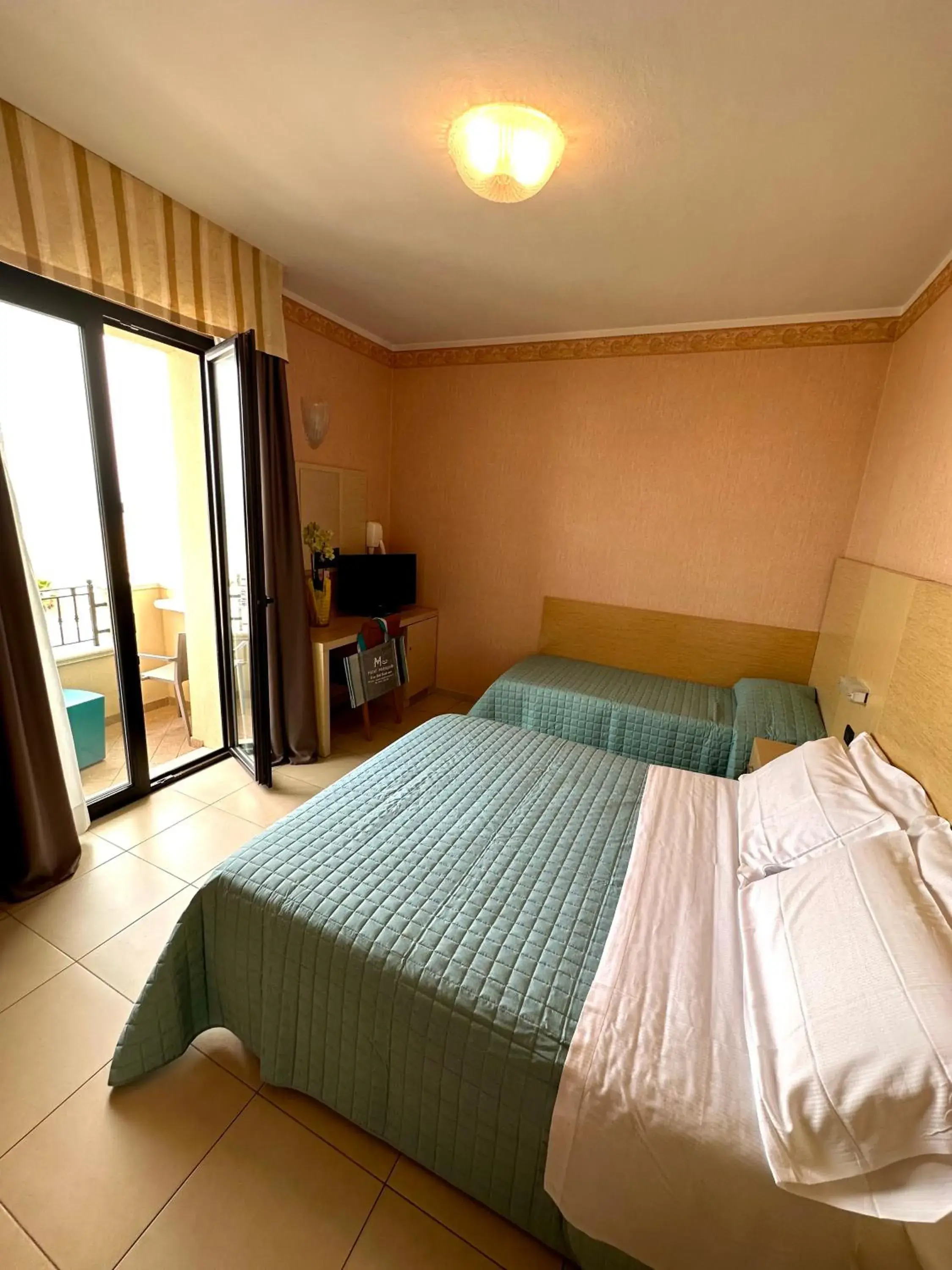 Bedroom, Bed in Hotel Metropole