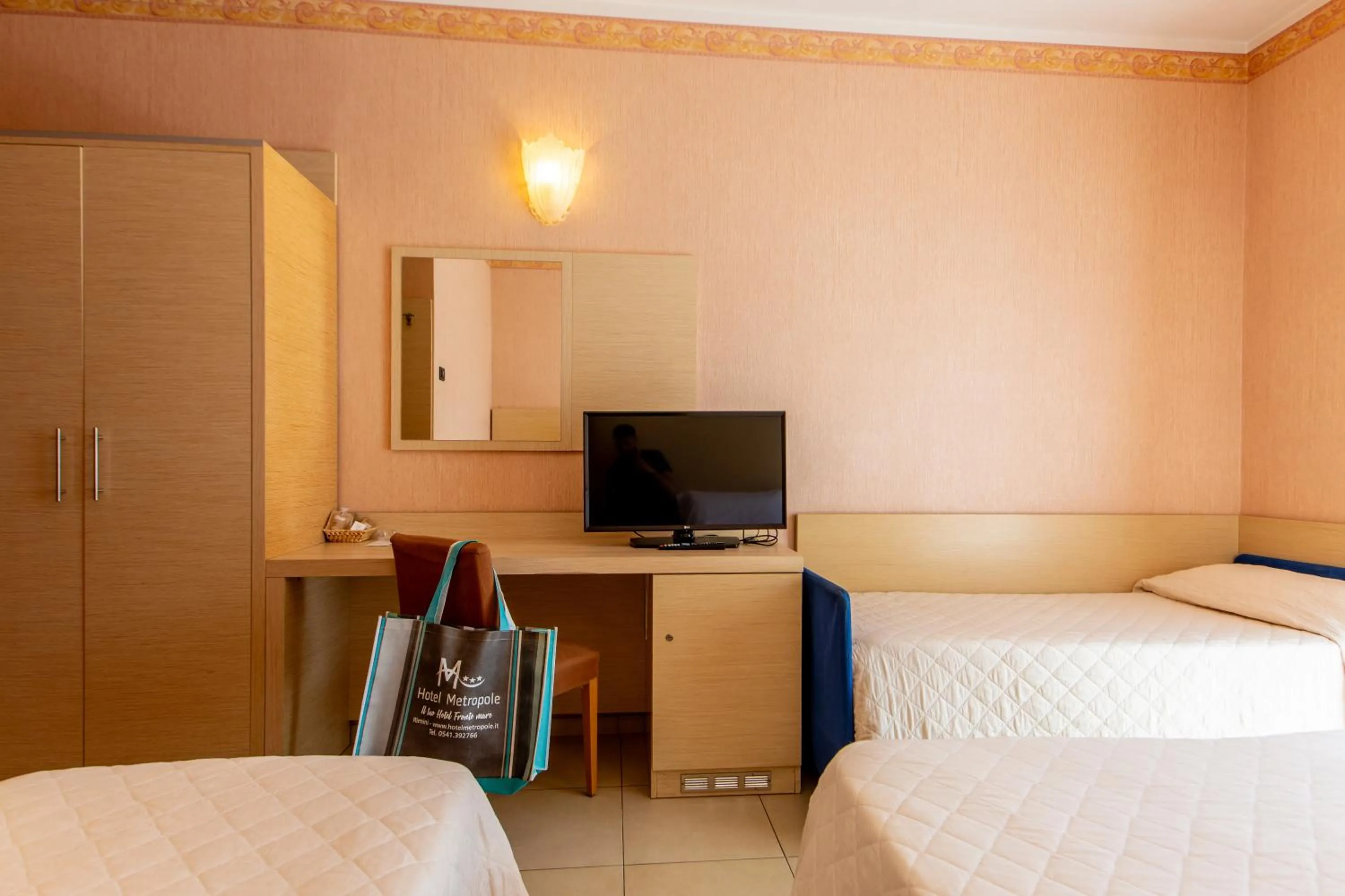 Photo of the whole room, Bed in Hotel Metropole