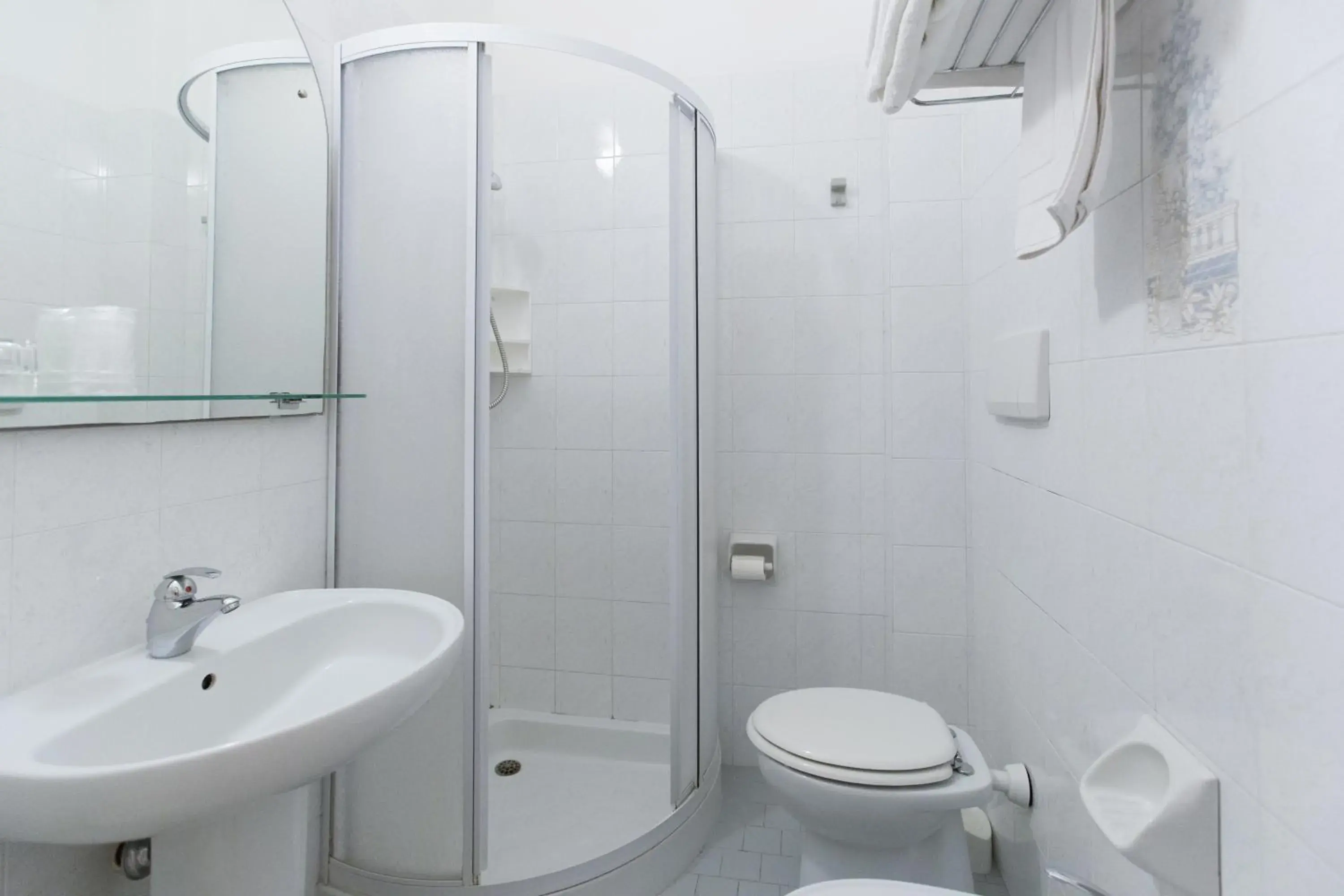 Shower, Bathroom in Hotel Metropole