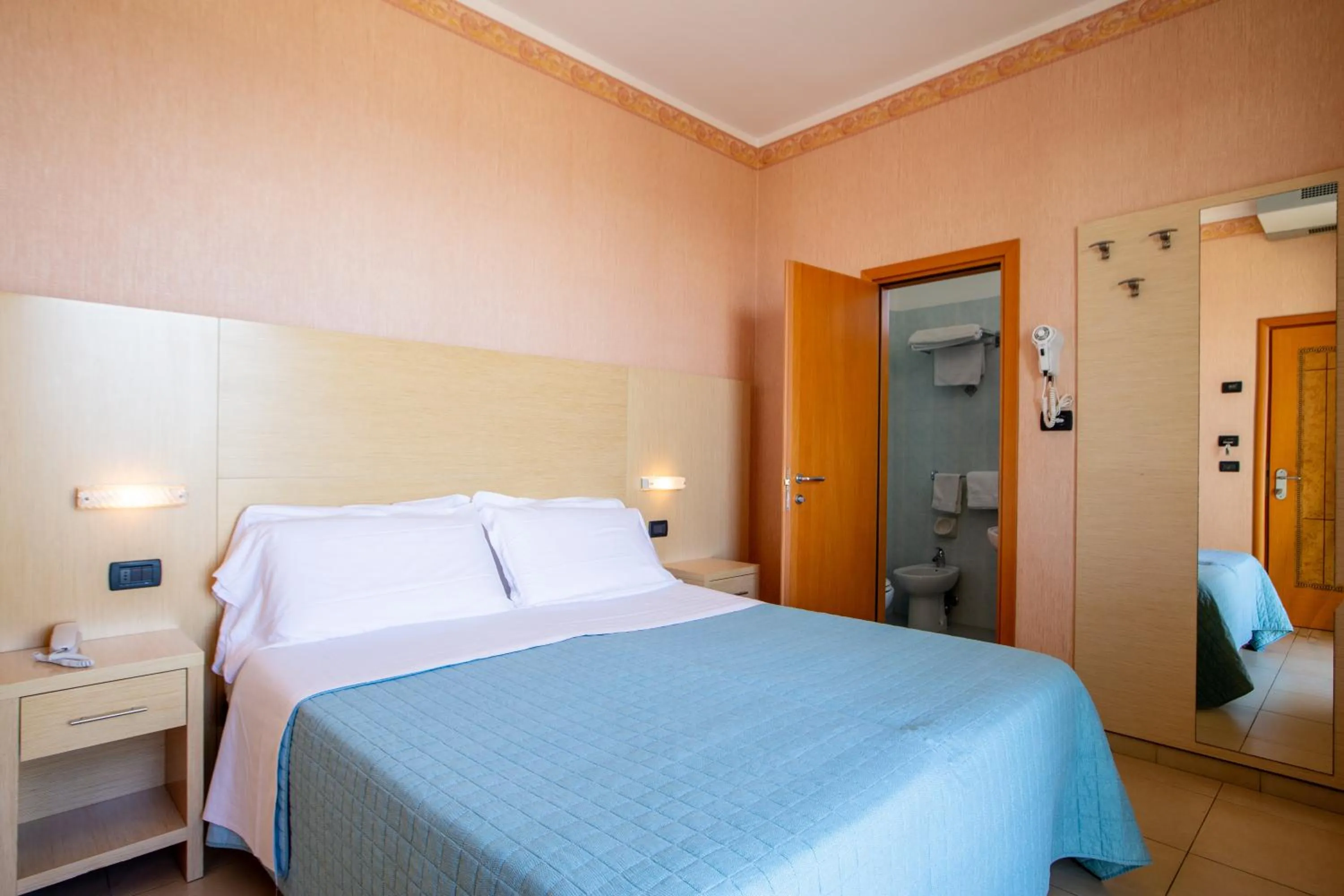 Bedroom, Bed in Hotel Metropole