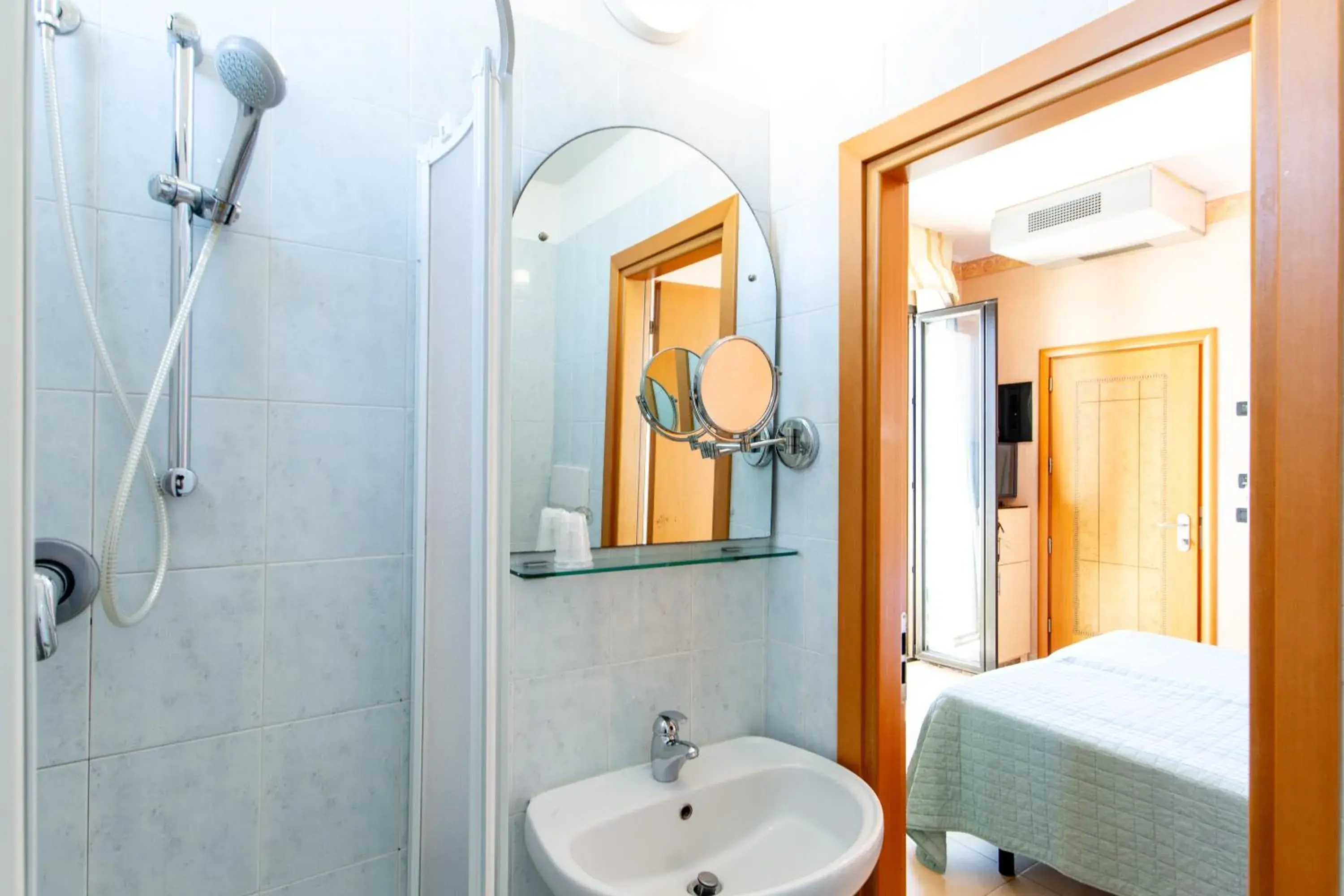 Shower, Bathroom in Hotel Metropole