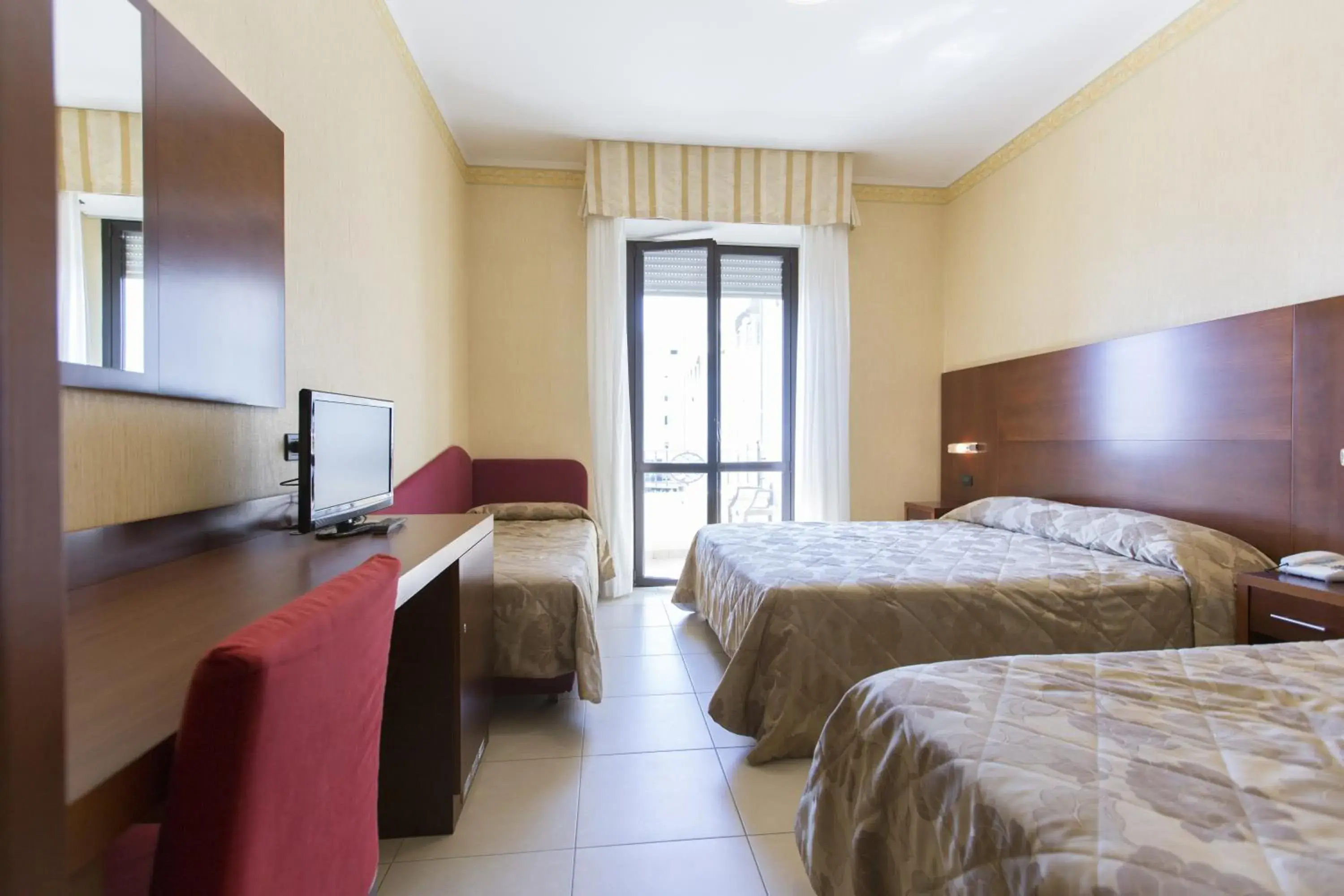 Balcony/Terrace, Bed in Hotel Metropole