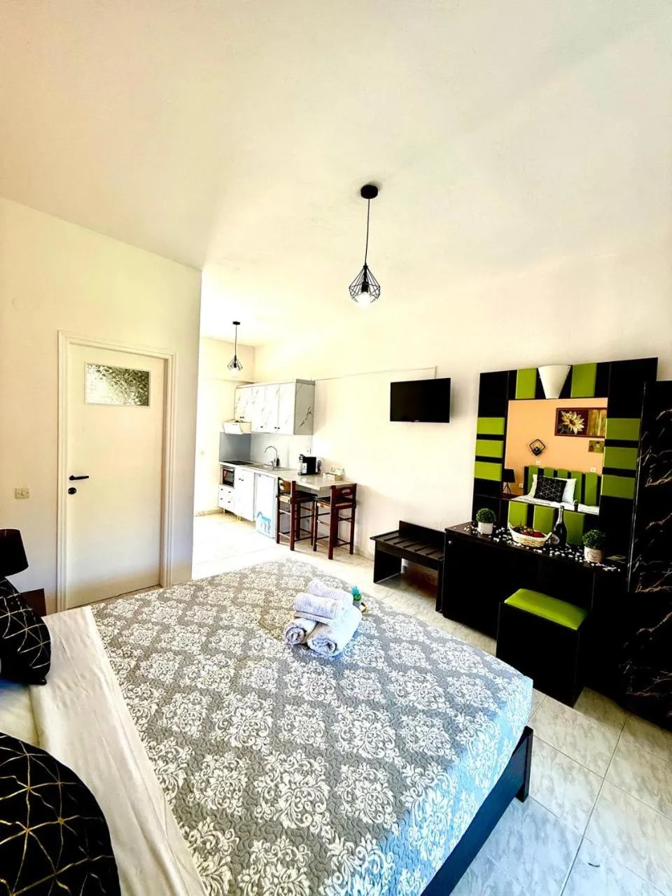 Communal lounge/ TV room, Bed in Marina Studios