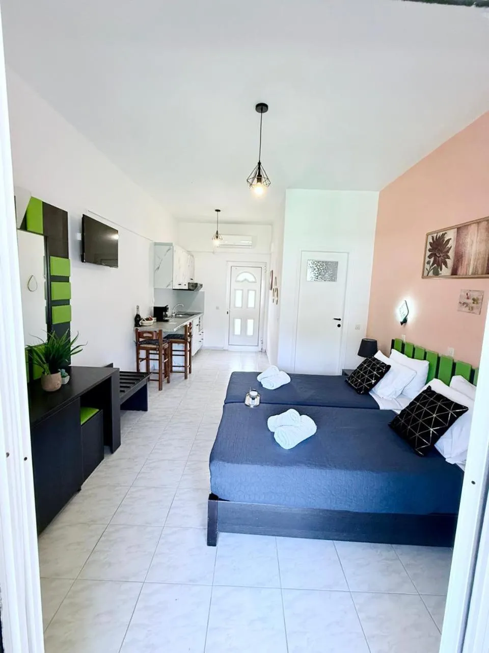 Communal lounge/ TV room, Bed in Marina Studios