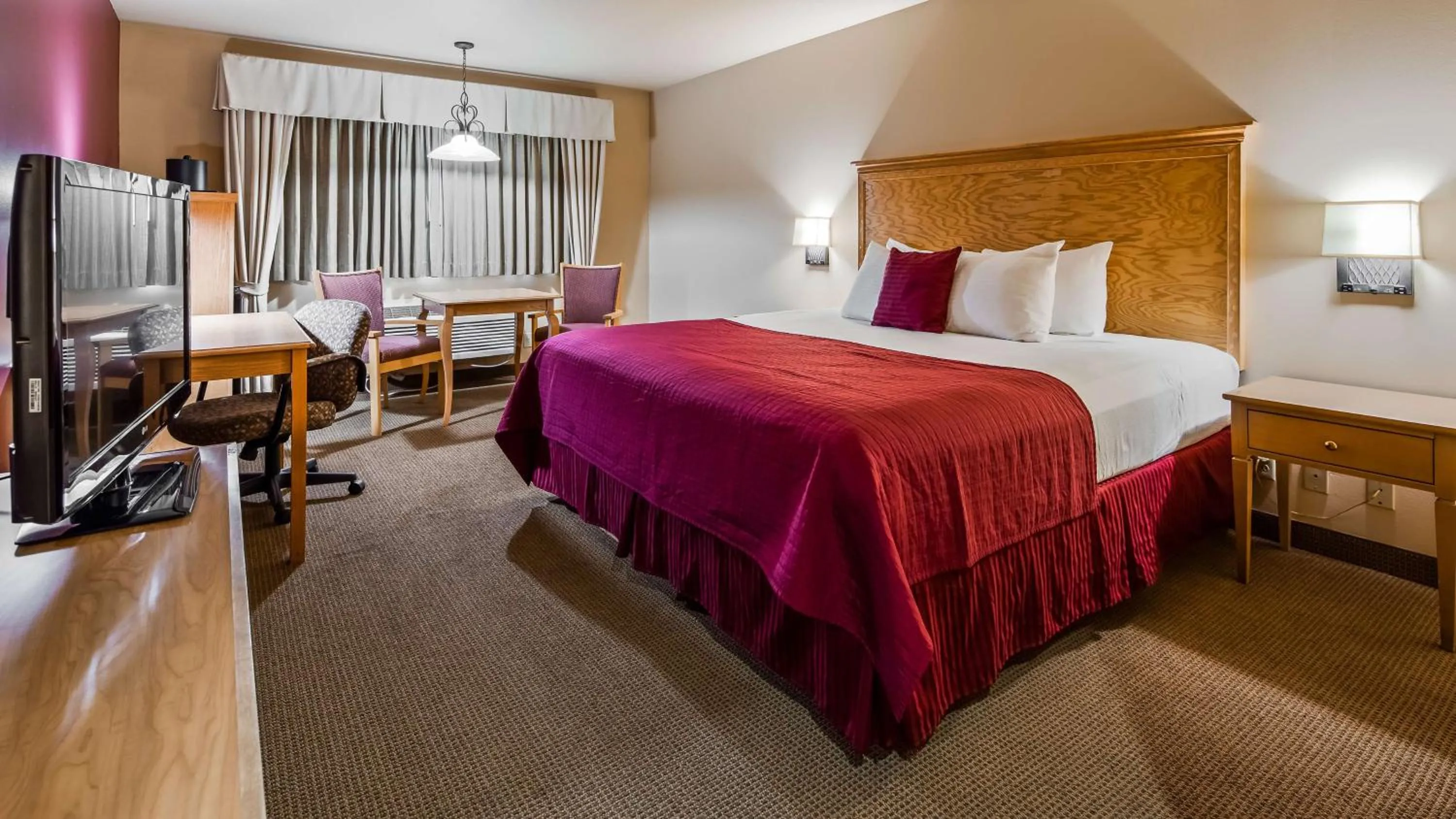 King Room with Sofa Bed and Bathtub - Disability Access in Best Western Plus Caldwell Inn & Suites