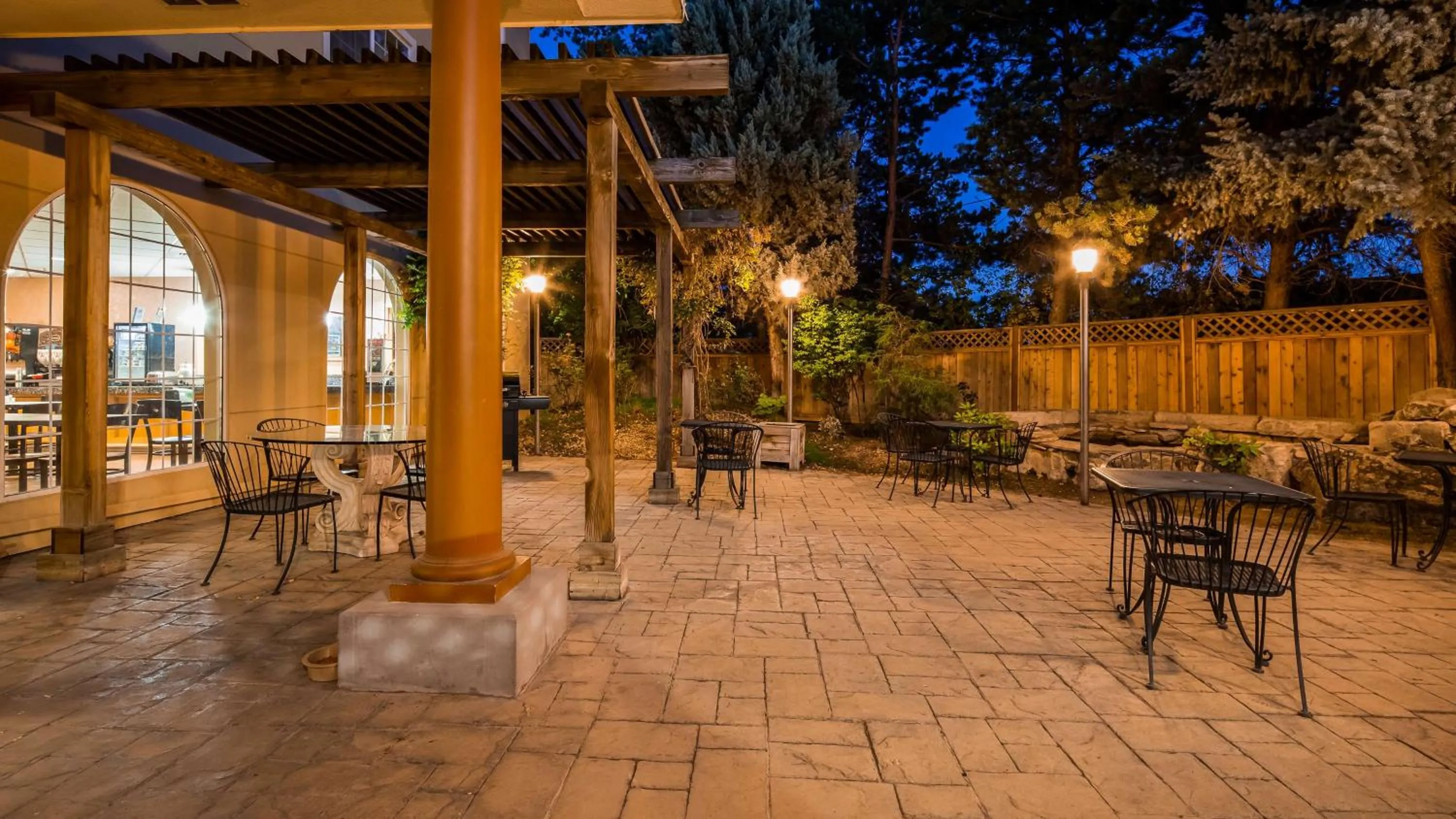 Property building in Best Western Plus Caldwell Inn & Suites