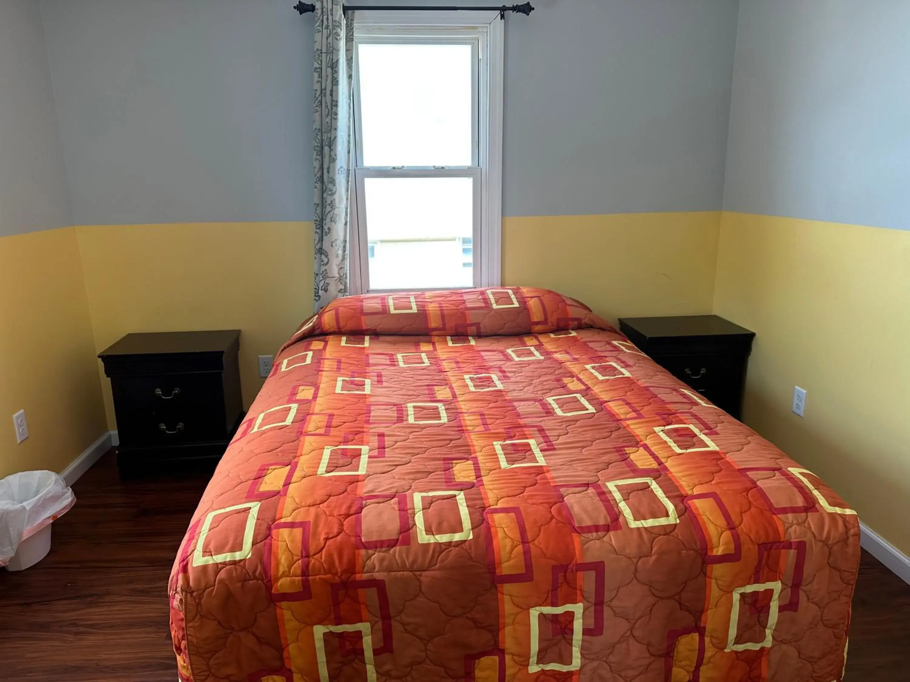 Bed in Anchor Motel Bed in Anchor Motel