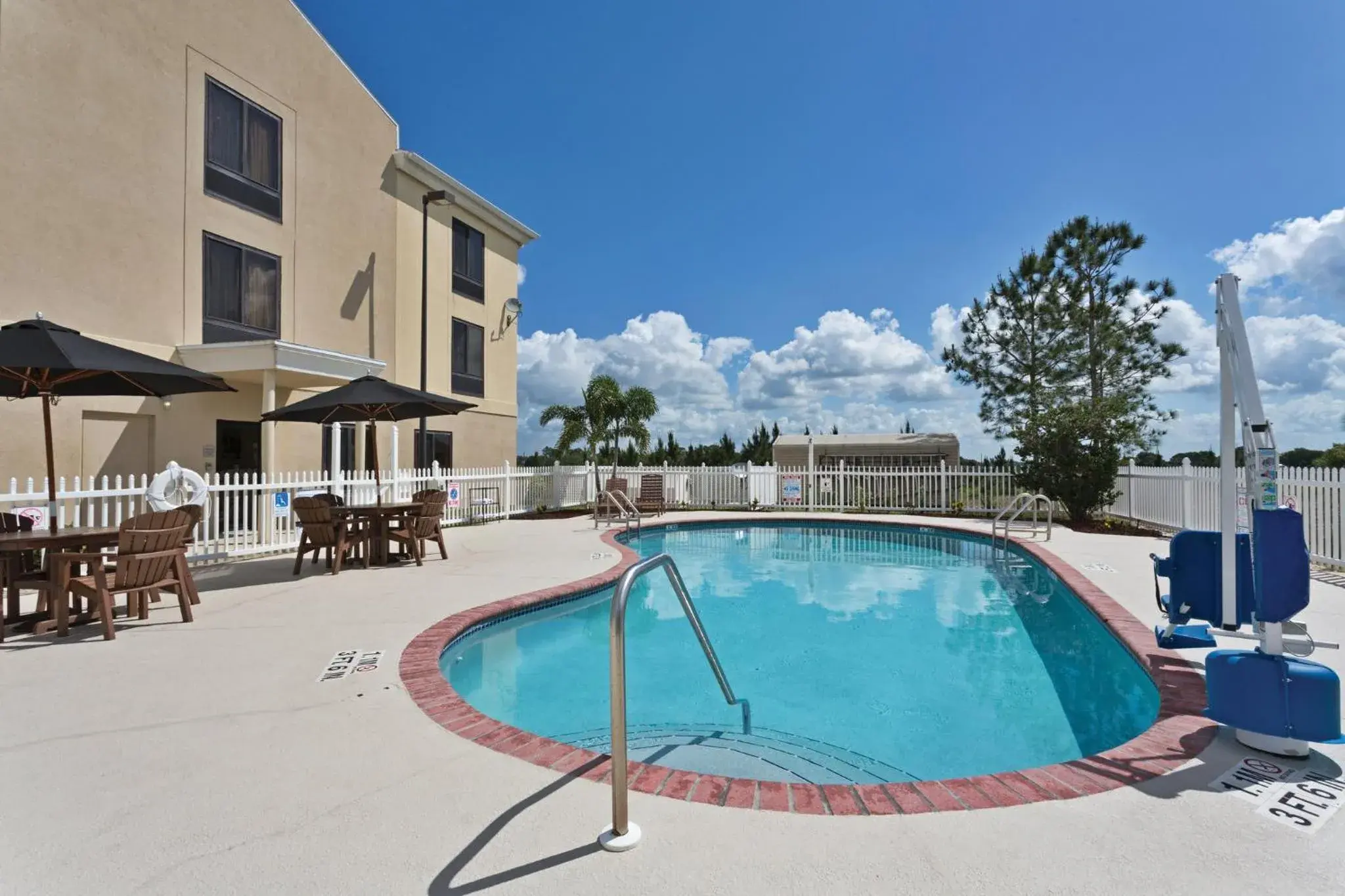 Swimming pool in Holiday Inn Express & Suites Sebring by IHG Swimming pool in Holiday Inn Express & Suites Sebring by IHG