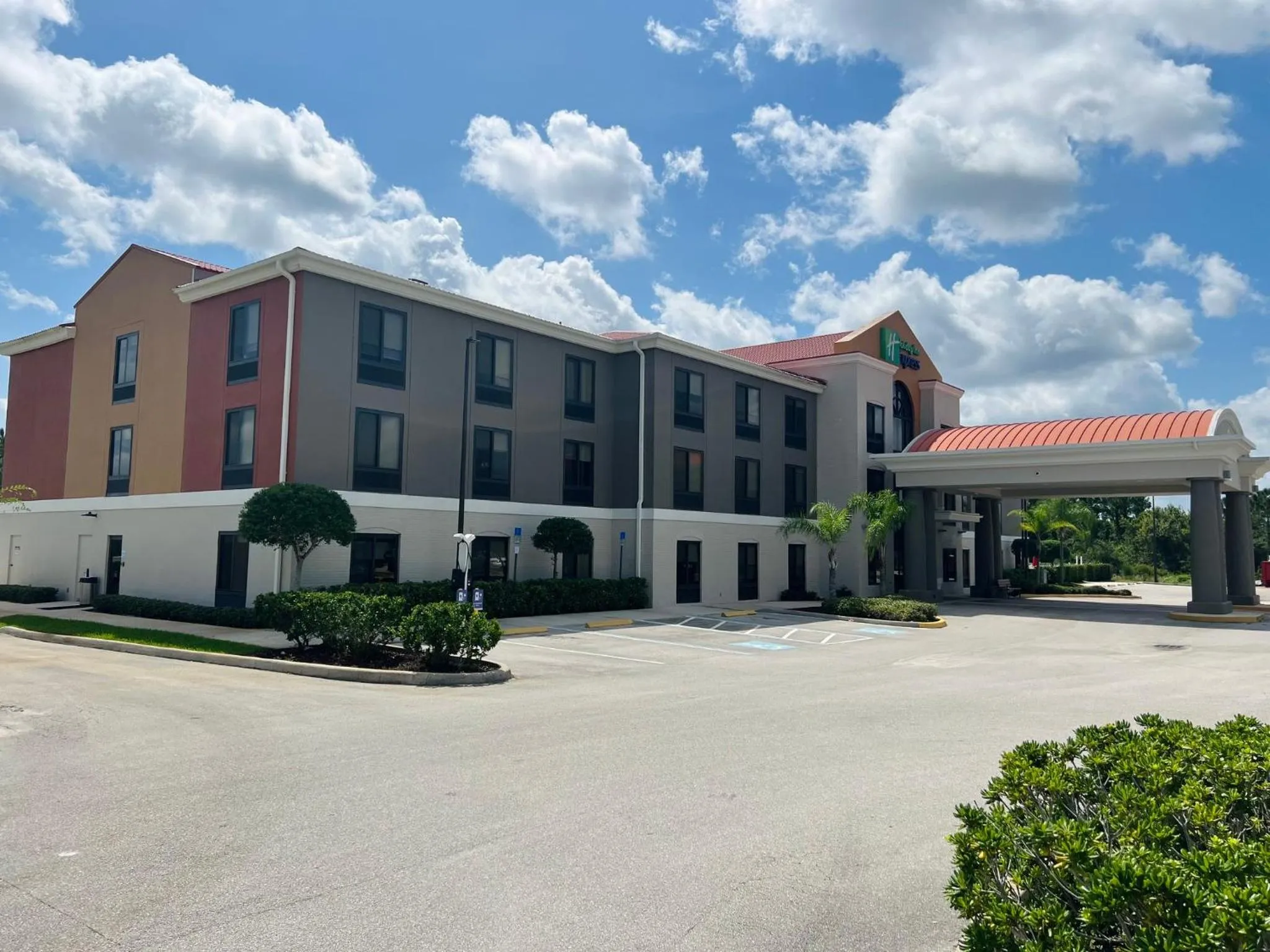 Property building in Holiday Inn Express & Suites Sebring by IHG