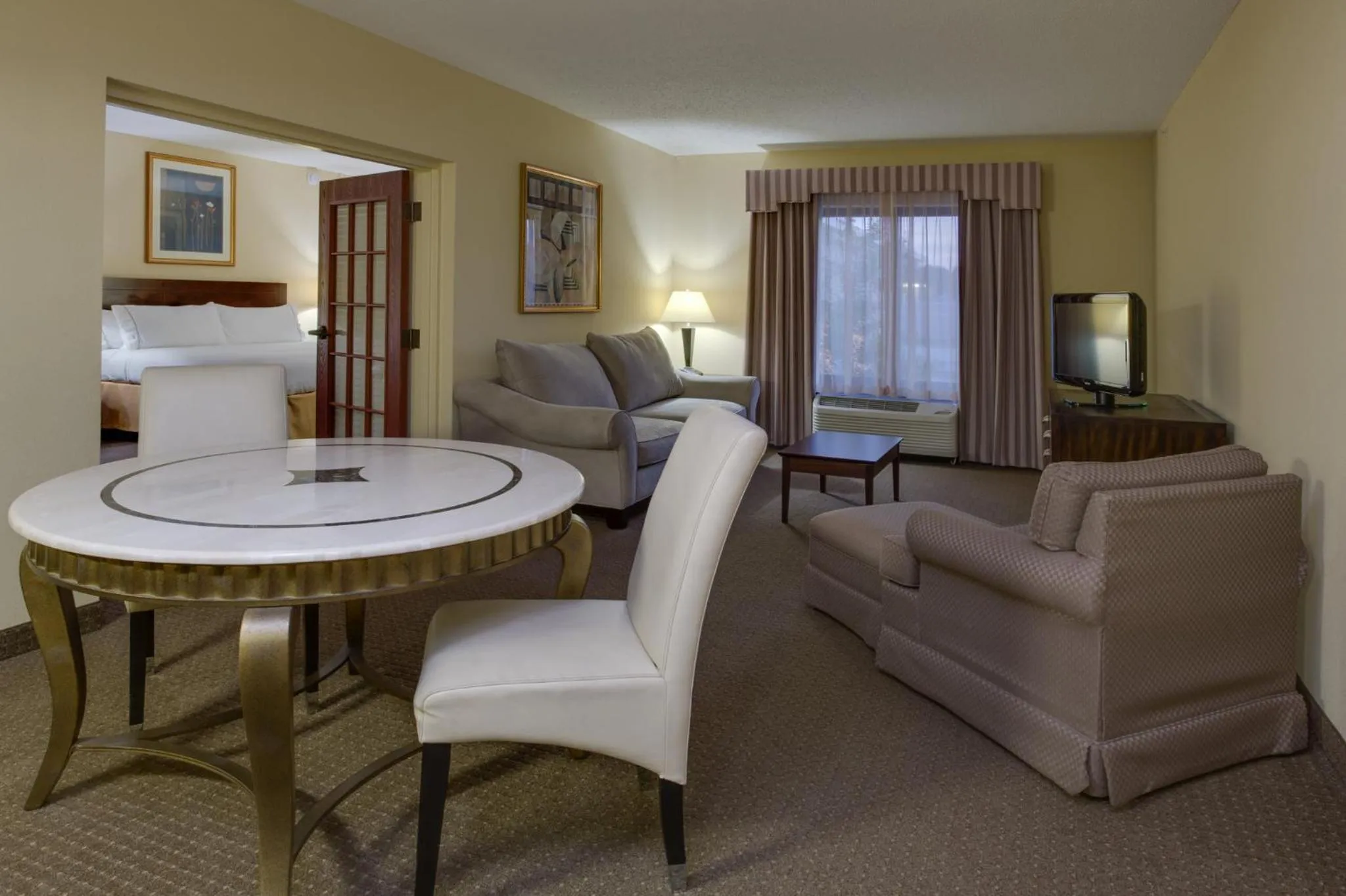 Photo of the whole room, Bed in Holiday Inn Express & Suites Sebring by IHG