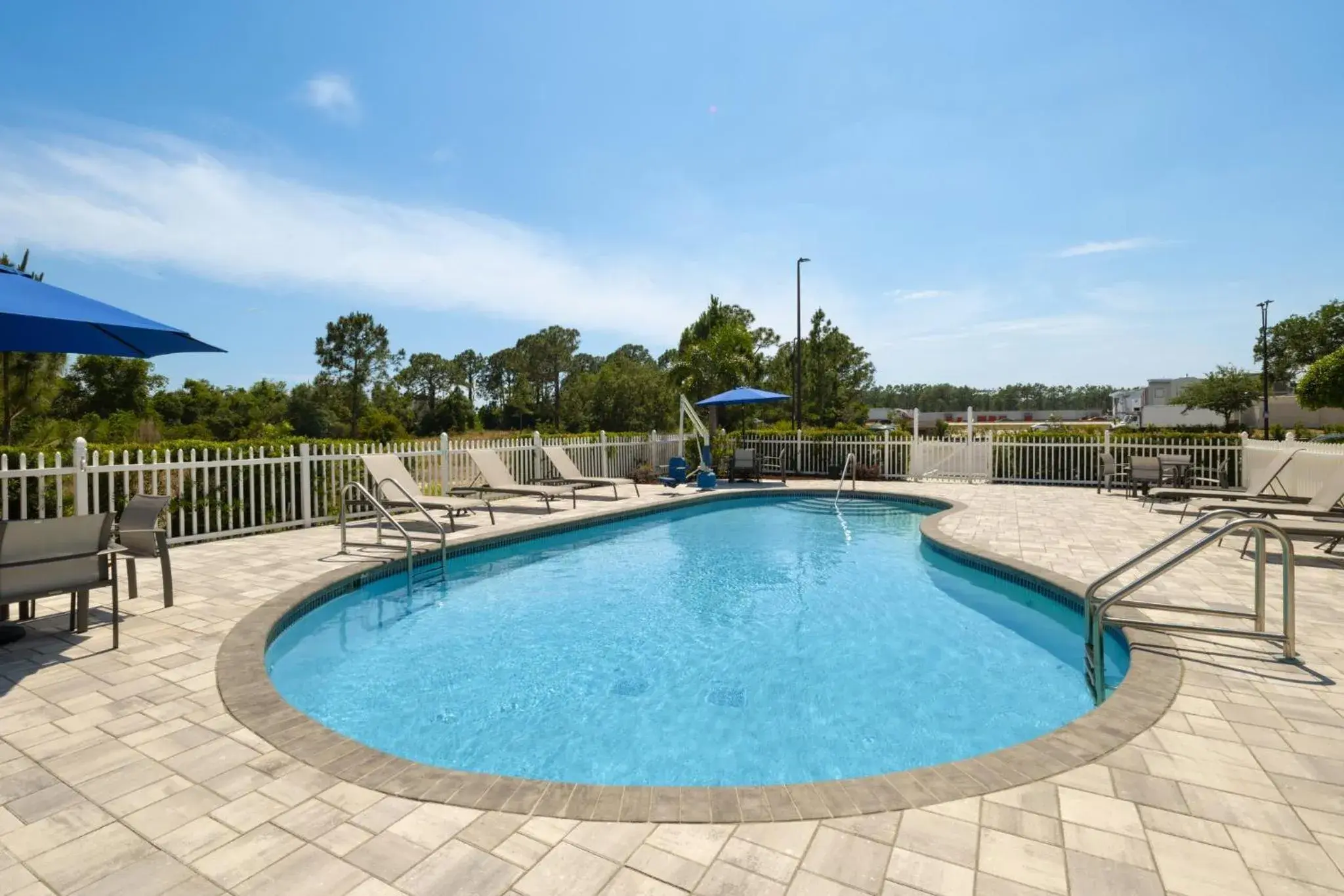 Swimming pool in Holiday Inn Express & Suites Sebring by IHG Swimming pool in Holiday Inn Express & Suites Sebring by IHG
