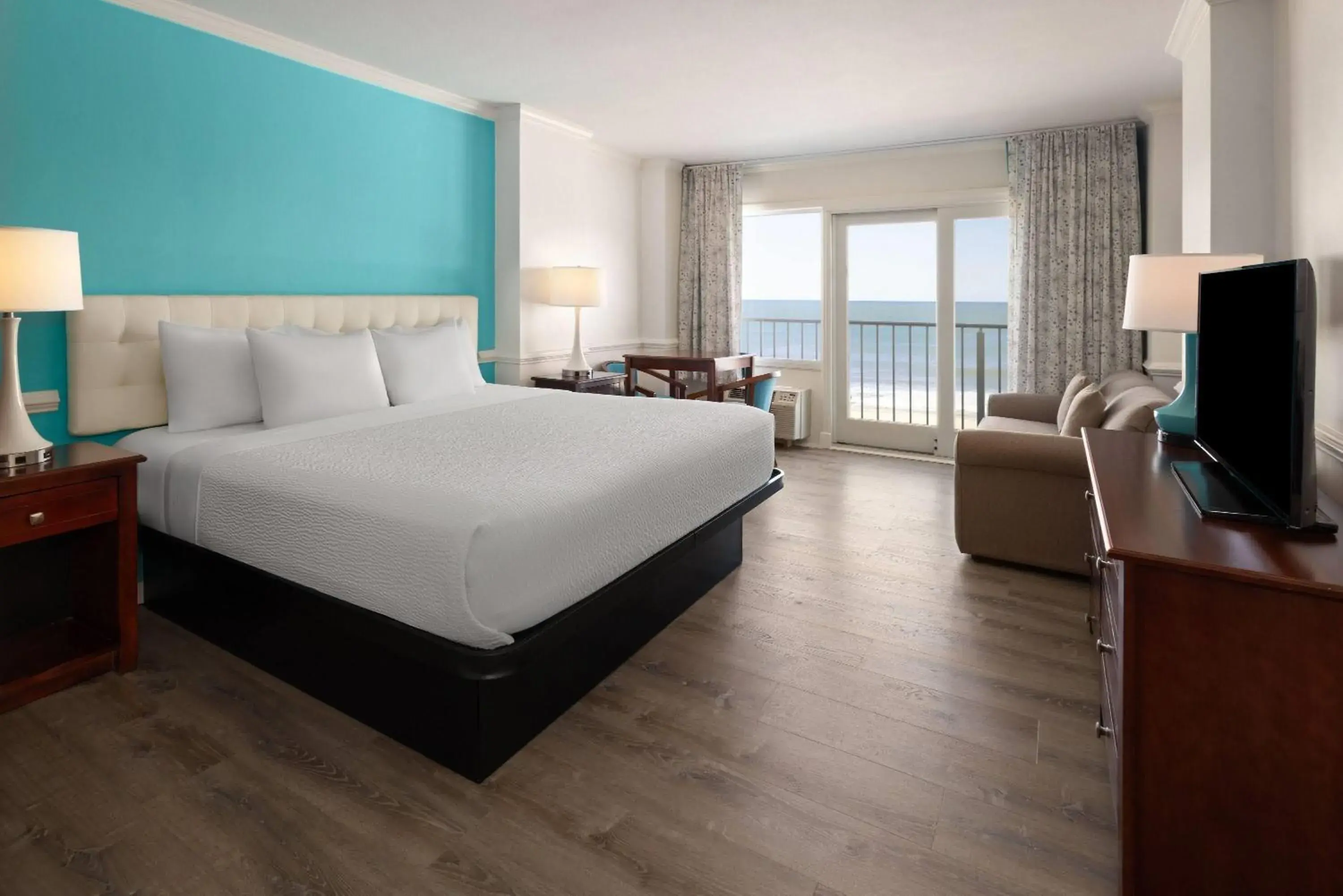 Oceanfront Room with King Bed - Non Smoking in Howard Johnson Plaza by Wyndham Ocean City Oceanfront Oceanfront Room with King Bed - Non Smoking in Howard Johnson Plaza by Wyndham Ocean City Oceanfront
