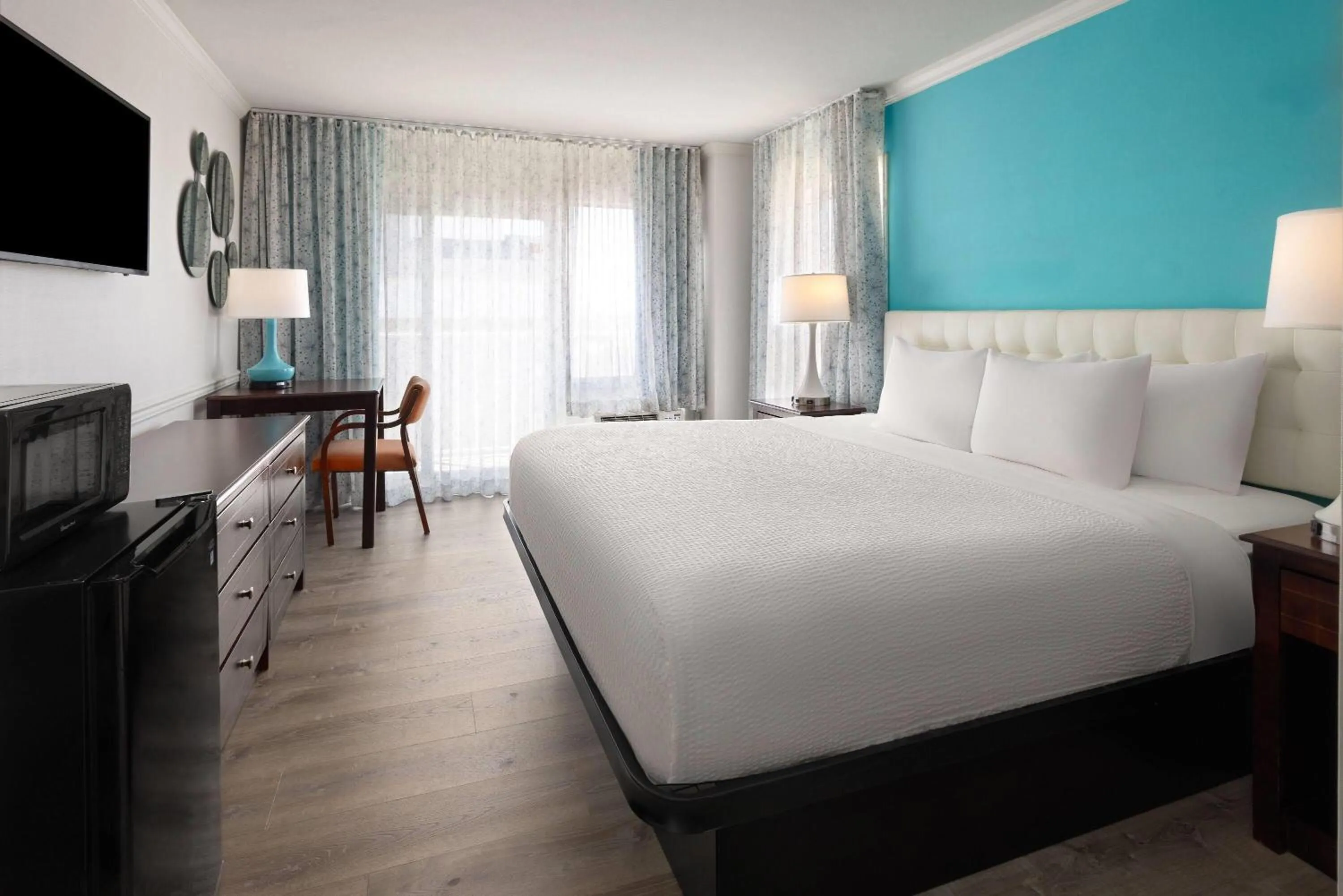 Photo of the whole room, Bed in Howard Johnson Plaza by Wyndham Ocean City Oceanfront