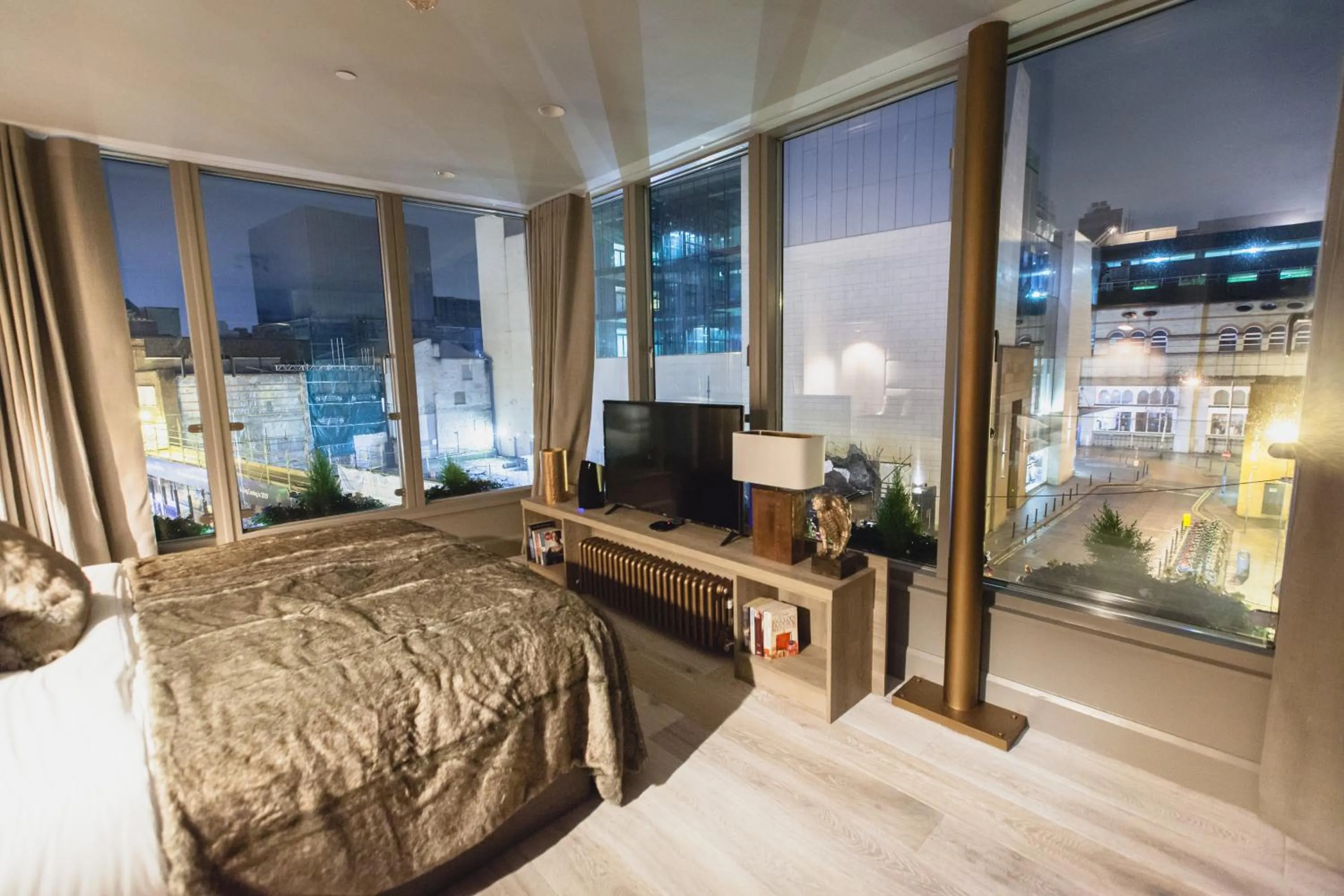 Photo of the whole room, Bed in Clarendon Suites