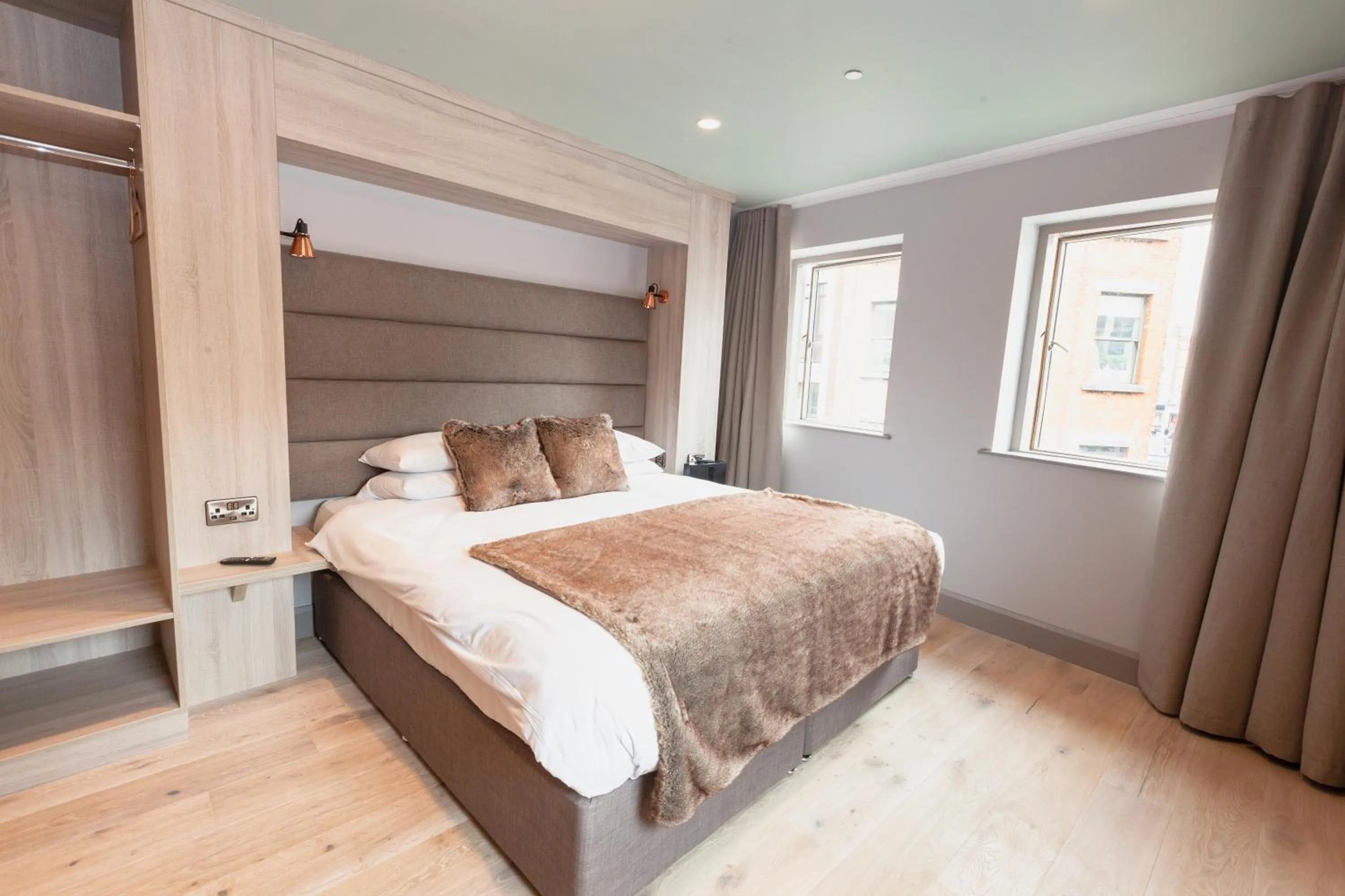 Bedroom, Bed in Clarendon Suites