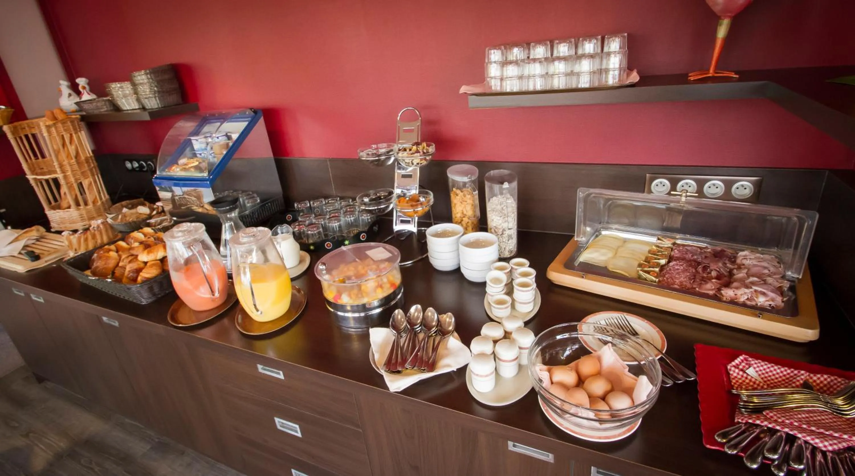 Buffet breakfast in Hôtel Le Ménestrel