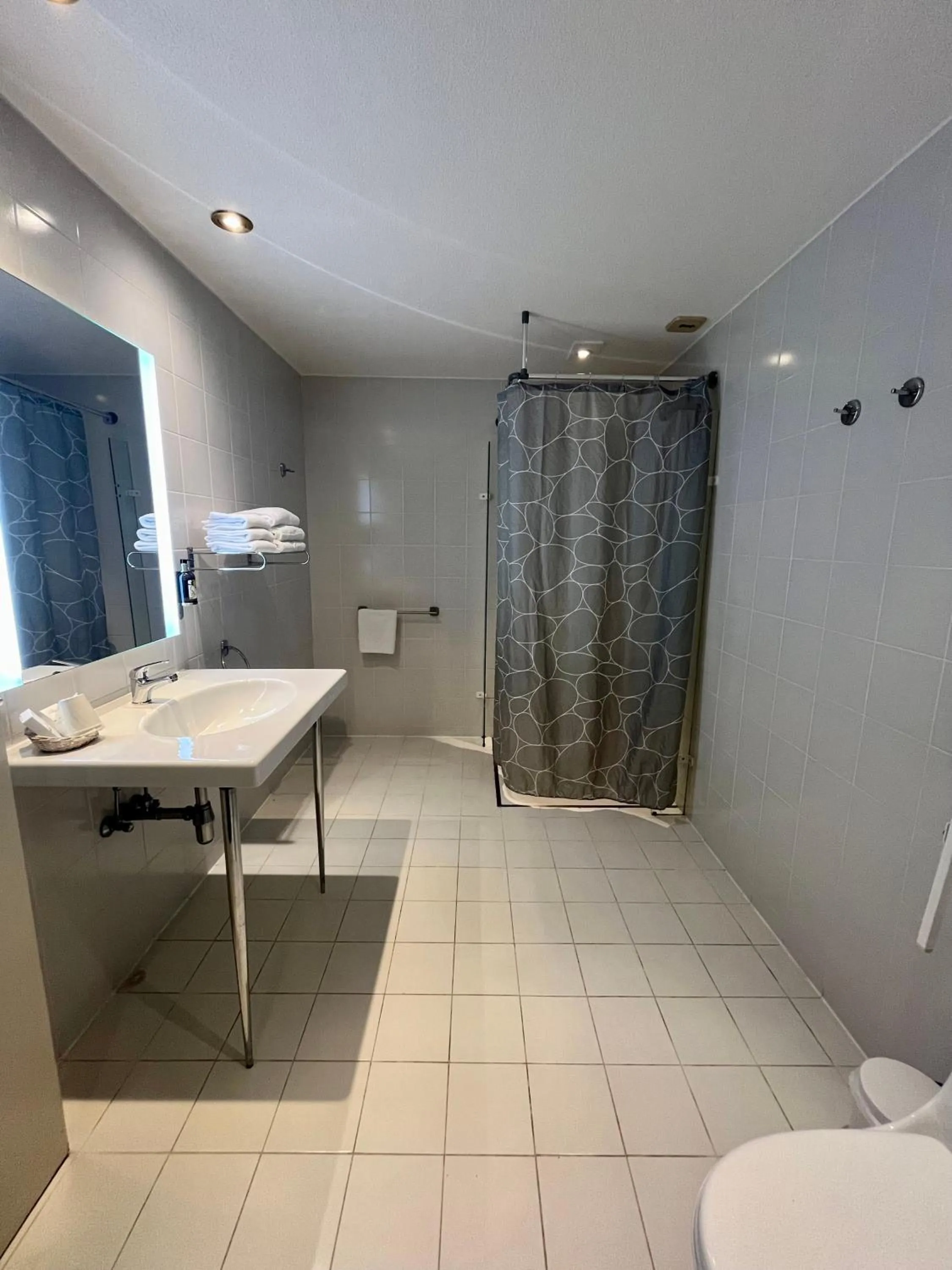 Bathroom in Hôtel Le Ménestrel