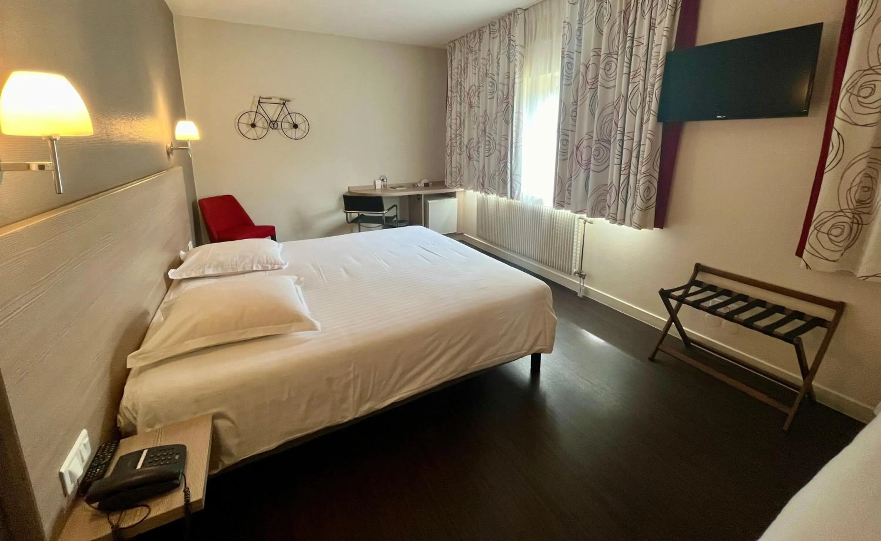 Bedroom, Bed in Hôtel Le Ménestrel