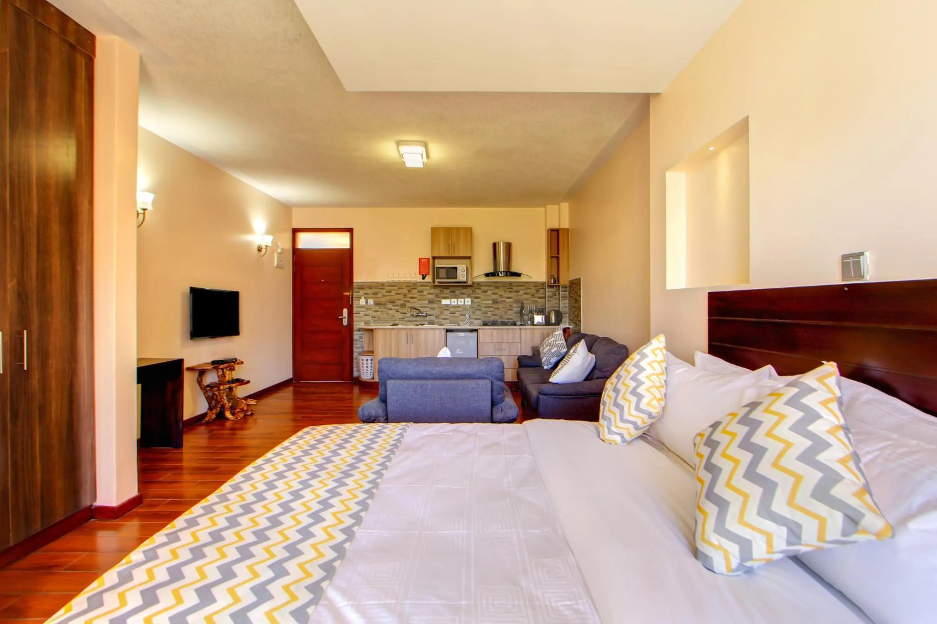 Photo of the whole room, Bed in Highlands Suites Hotel Apartments