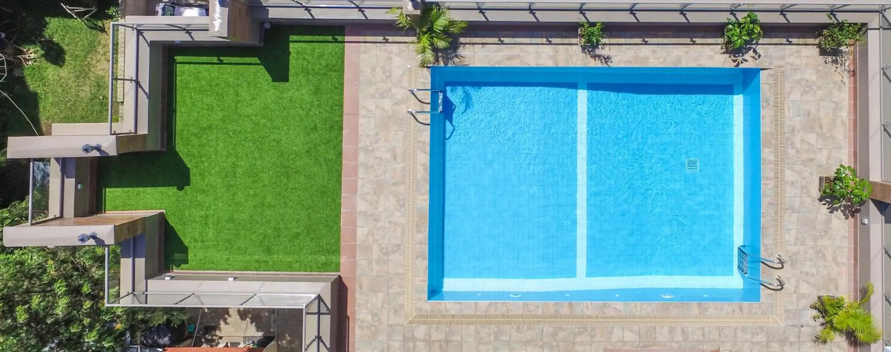 Swimming pool in Highlands Suites Hotel Apartments Swimming pool in Highlands Suites Hotel Apartments