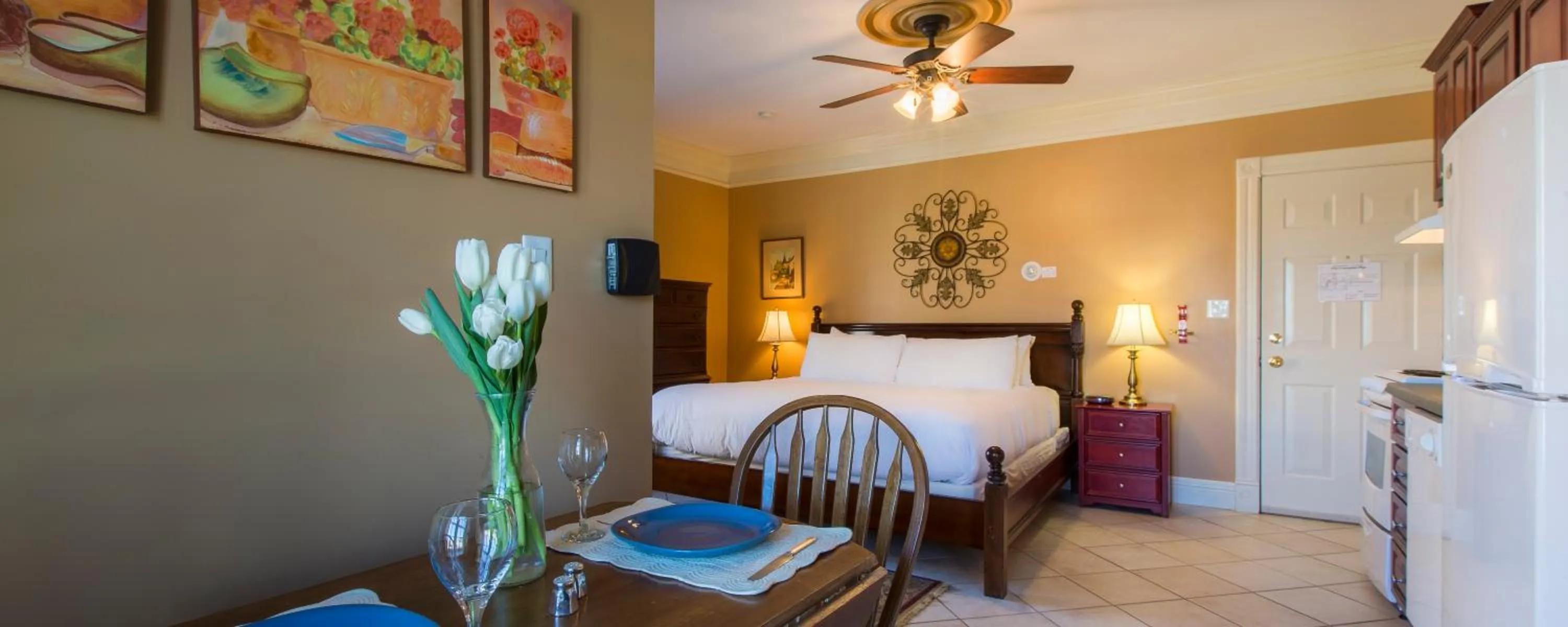 Photo of the whole room, Bed in Chipman Hill Suites - Union Street