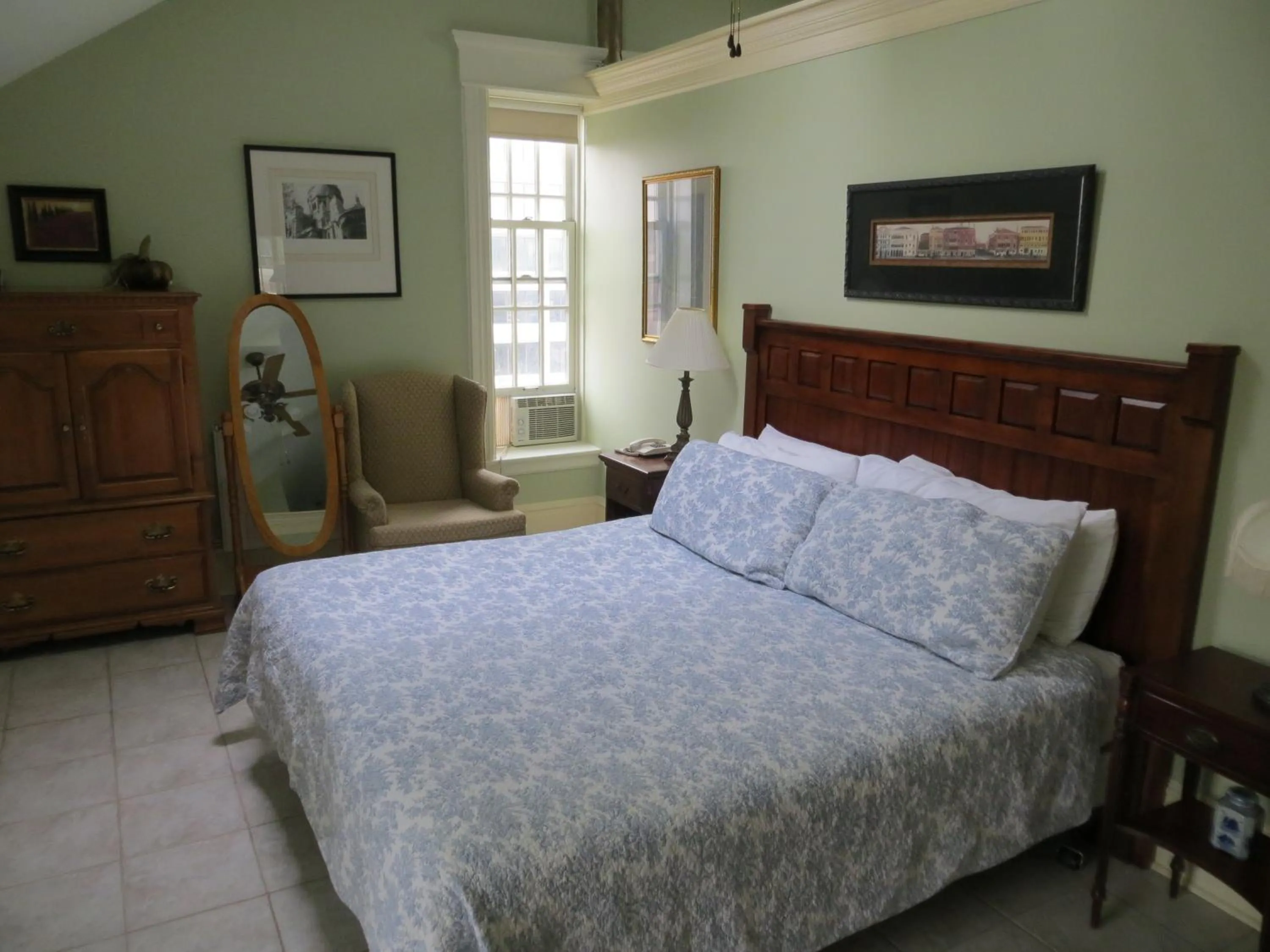 Bed in Chipman Hill Suites - Union Street