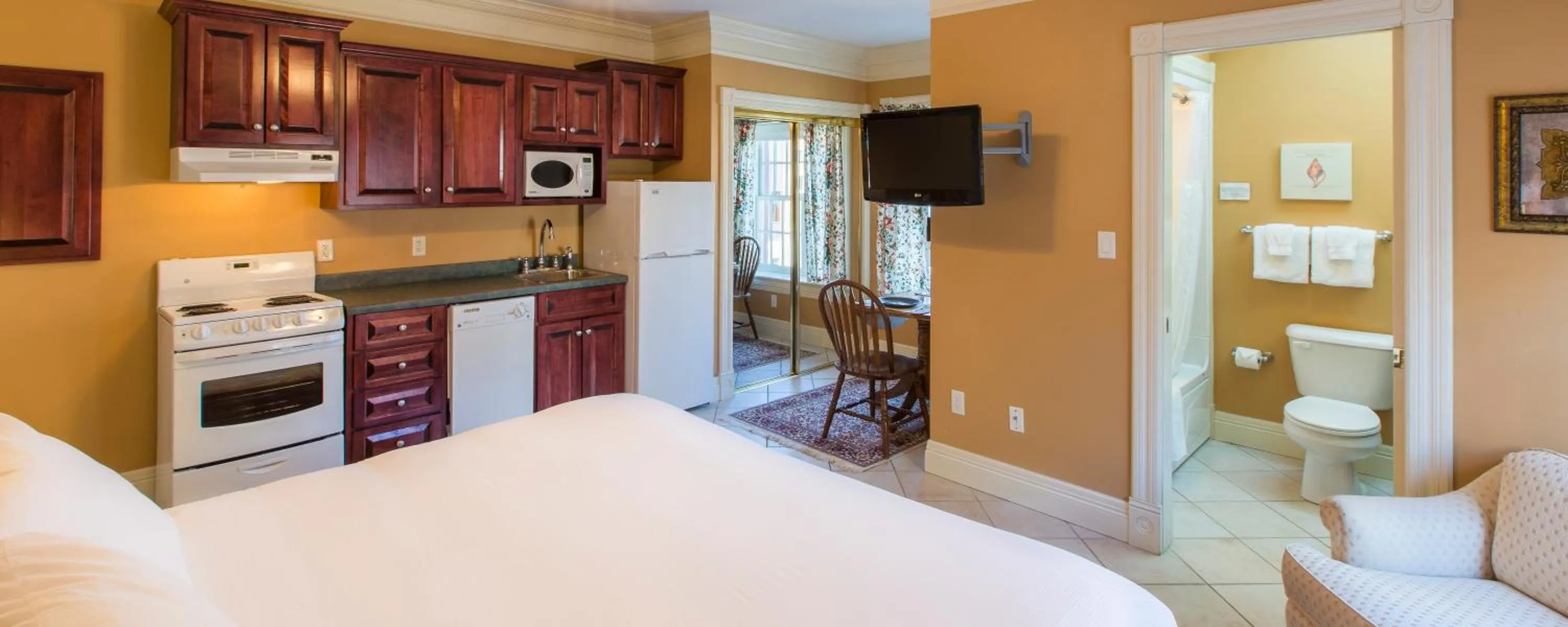 Photo of the whole room, Bed in Chipman Hill Suites - Union Street