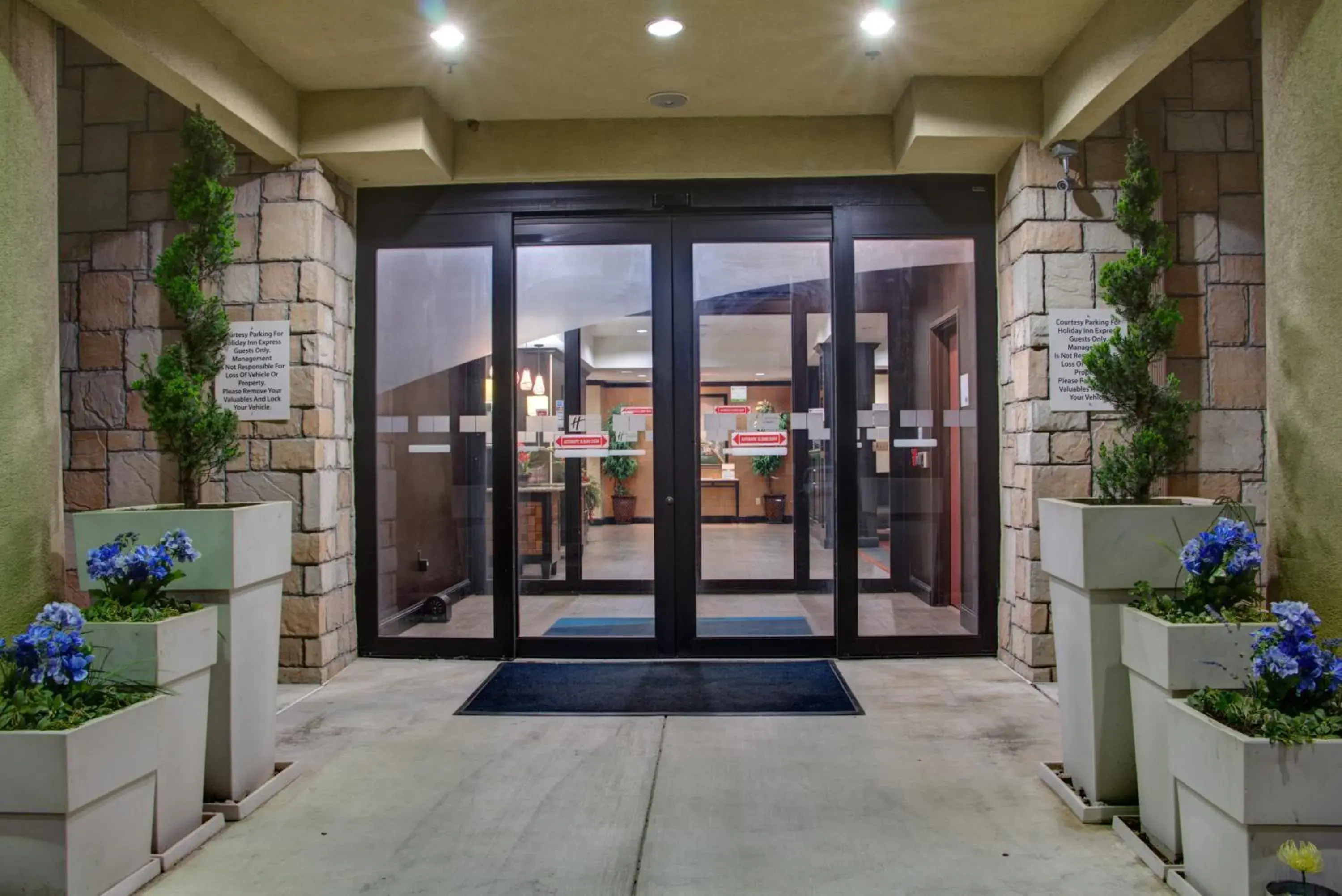 Property building in Holiday Inn Express Hotel & Suites Paris by IHG Property building in Holiday Inn Express Hotel & Suites Paris by IHG