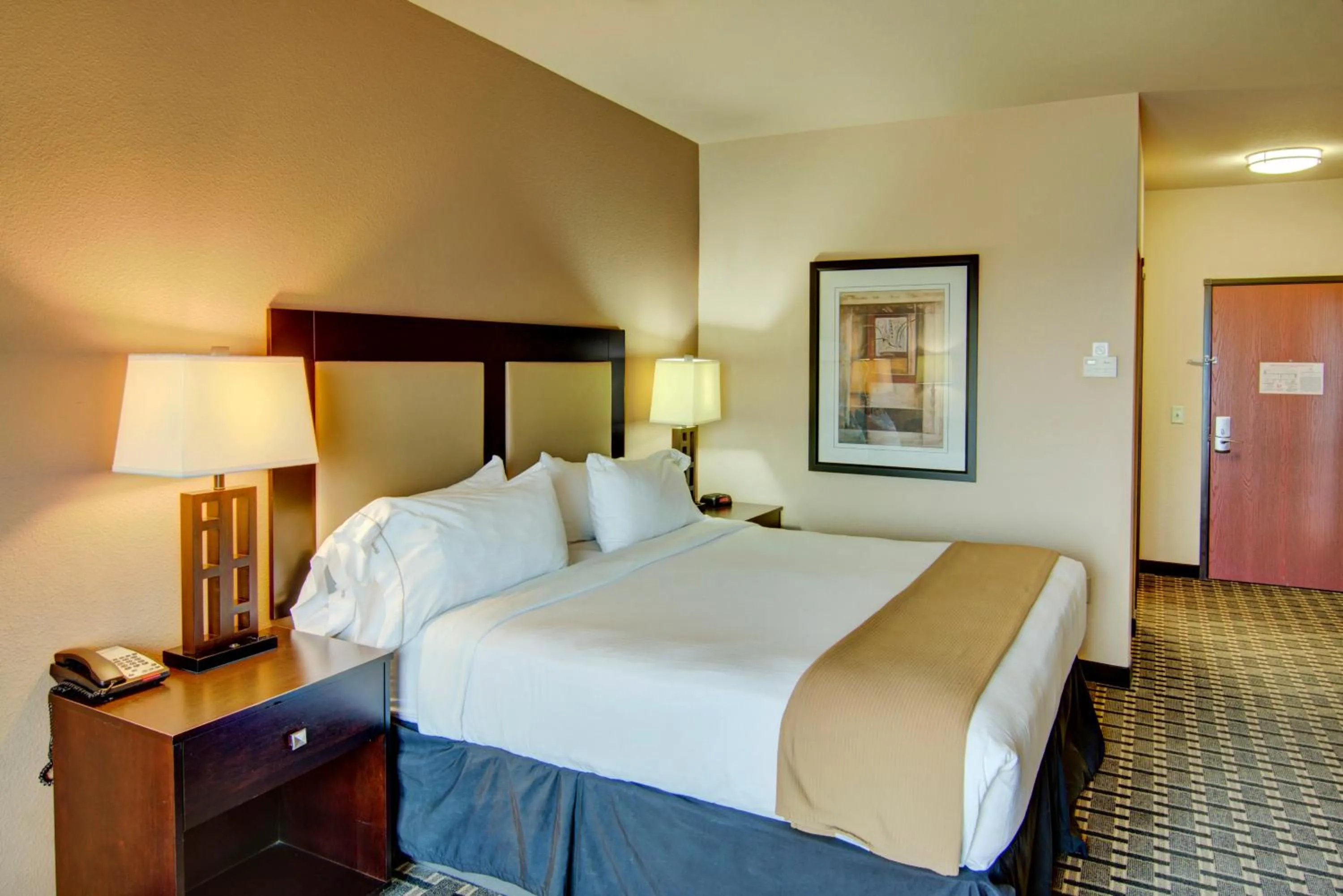 Photo of the whole room, Bed in Holiday Inn Express Hotel & Suites Paris by IHG