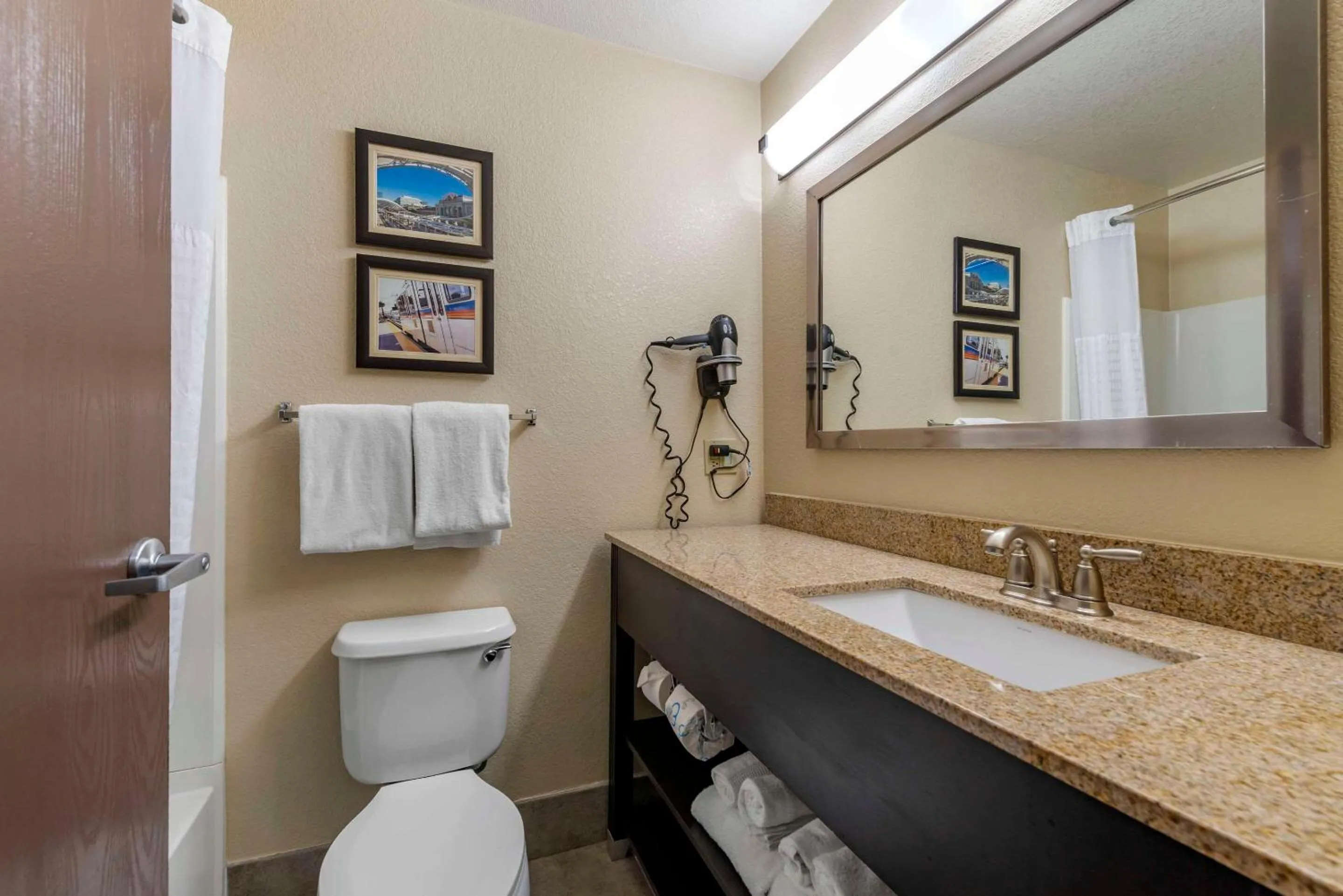 Bathroom in Comfort Suites Highlands Ranch Denver Tech Center Area
